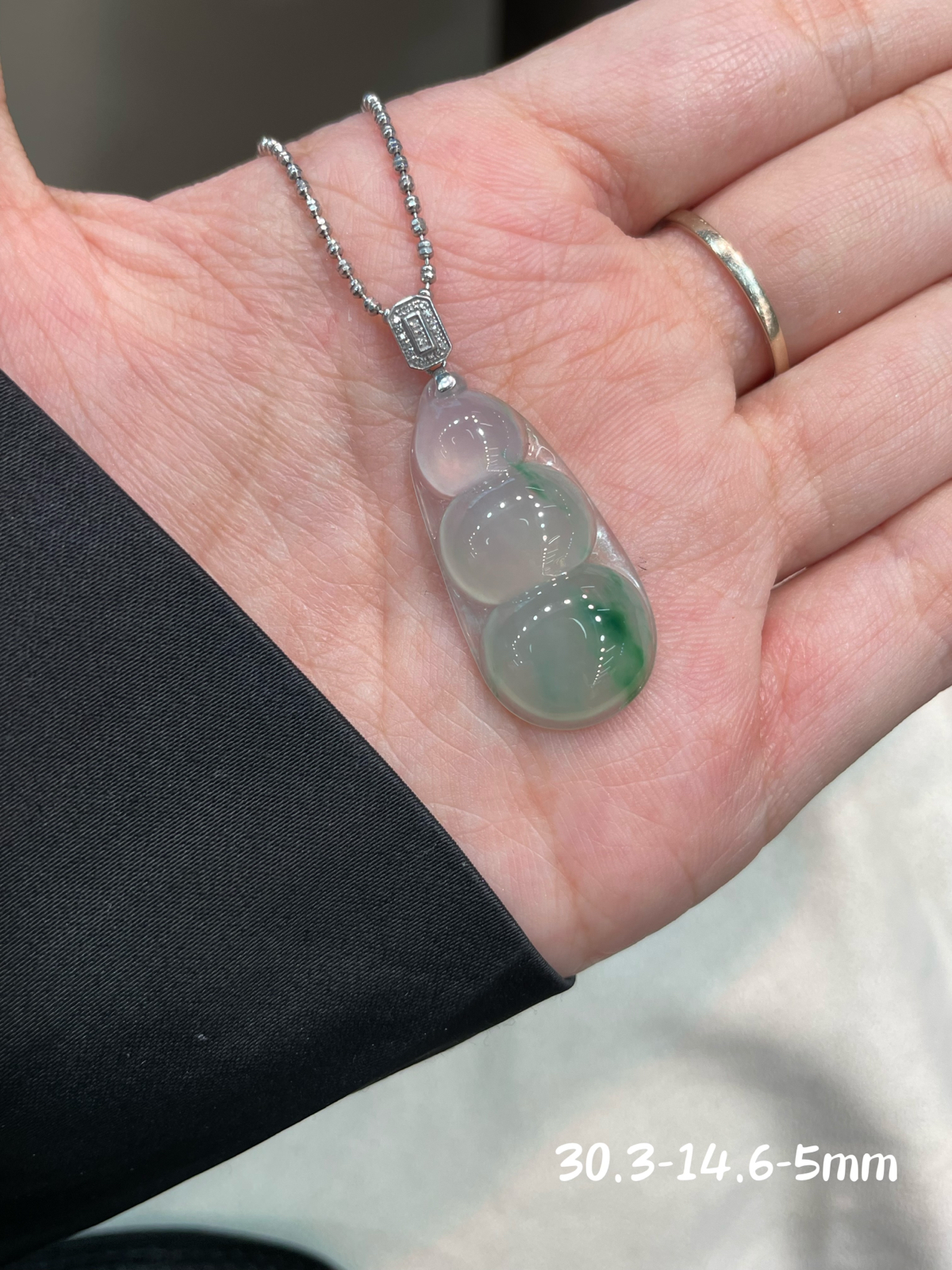 冰种 飘绿花 福豆吊坠

18k金扣头