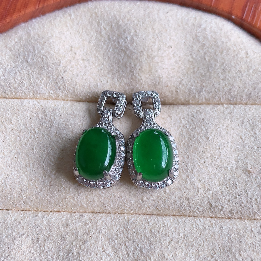 冰满绿翡翠925银镶嵌耳钉，自然光实拍，翠色灵动，颜色漂亮，种老水足，品相佳，佩戴佳品！W502.8