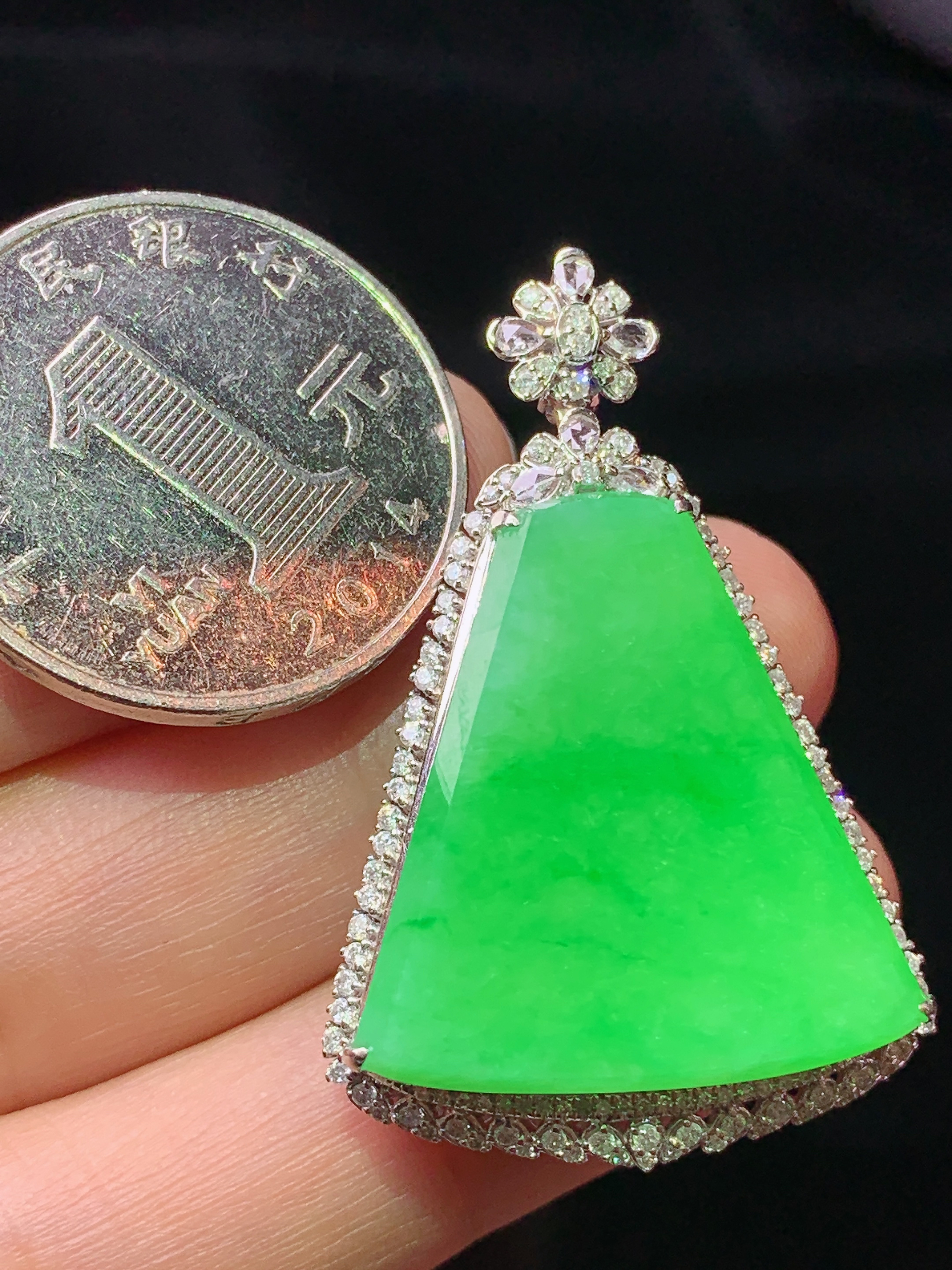 18k金钻镶嵌翠绿无事牌吊坠 玉质细腻 色泽艳丽清新 水润亮眼 整体尺寸39.5*26*9j2