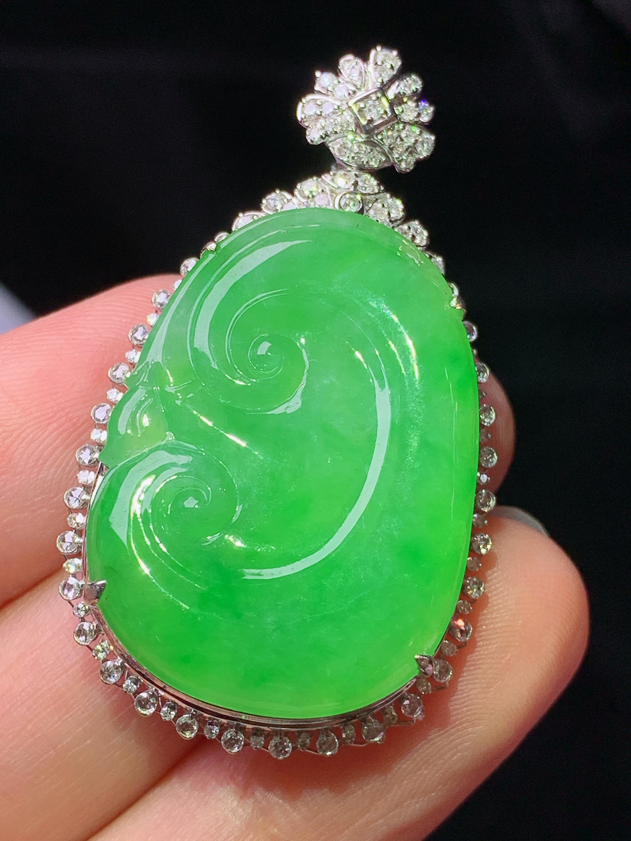 18k金钻镶嵌翠绿如意吊坠 玉质细腻 色泽艳丽清新 水润亮眼 整体尺寸43*24.8*8.5j2