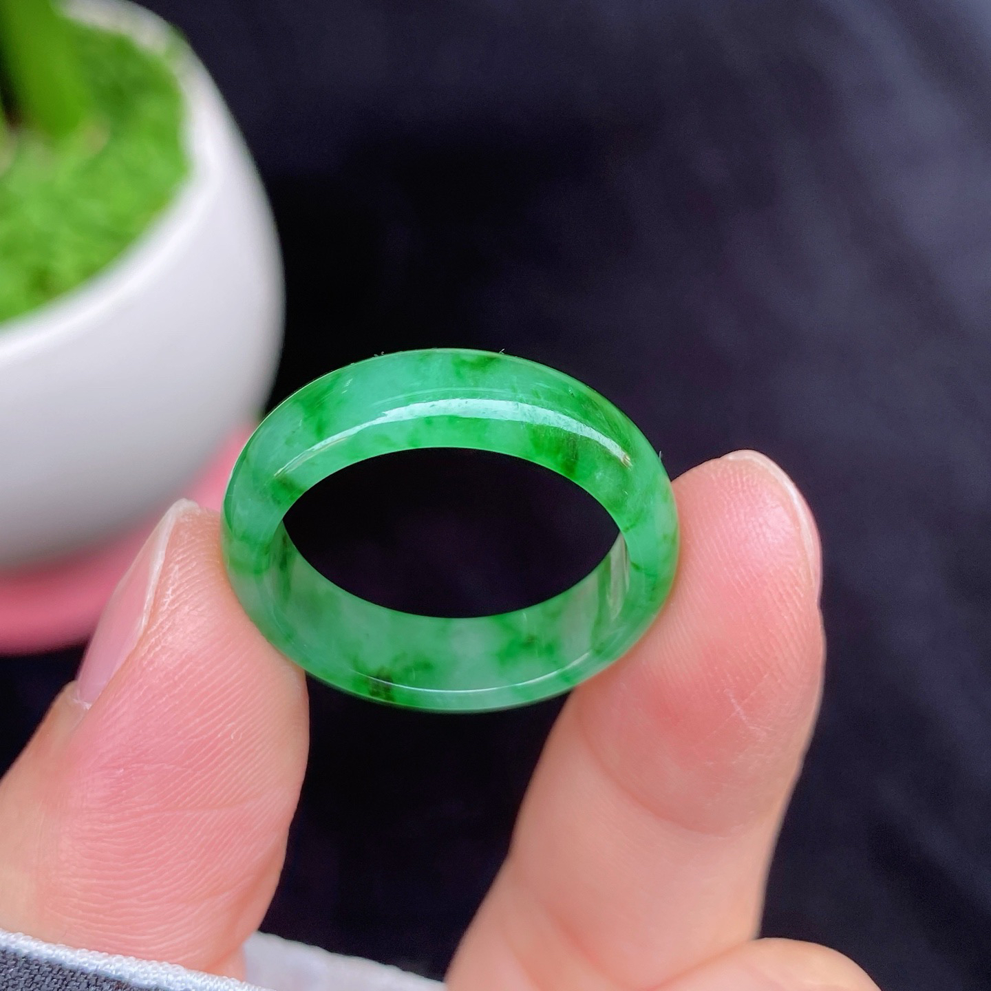 冰阳辣色戒圈 
满目的艳丽色彩，戒圈圆润光滑
满色翡翠的光芒璀璨而耀眼
尺寸如图一  实物更美～