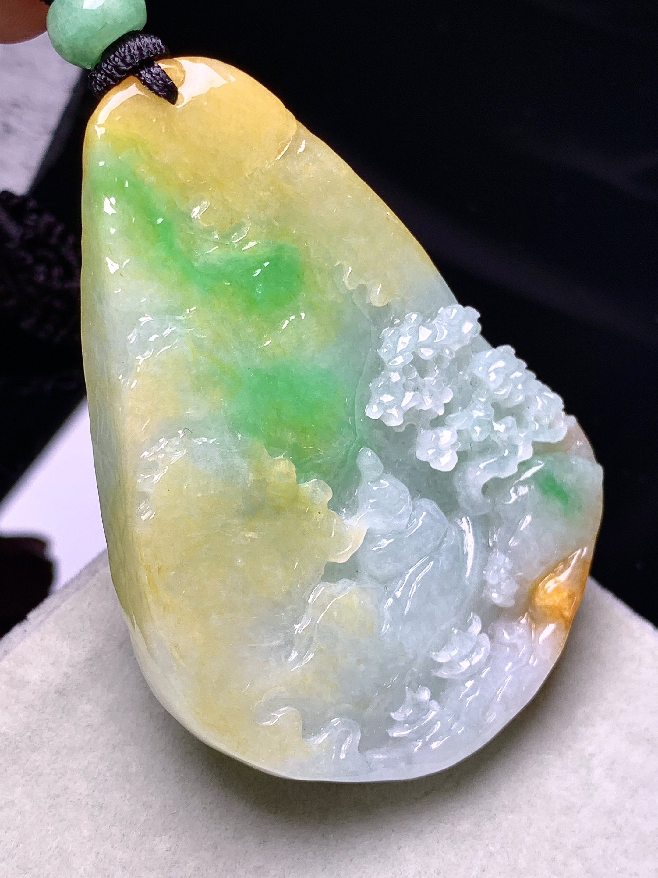 飘绿黄翡山水悟道牌吊坠 玉质细腻 色泽艳丽清新 水润亮眼 整体尺寸58*42.5*7.5w1