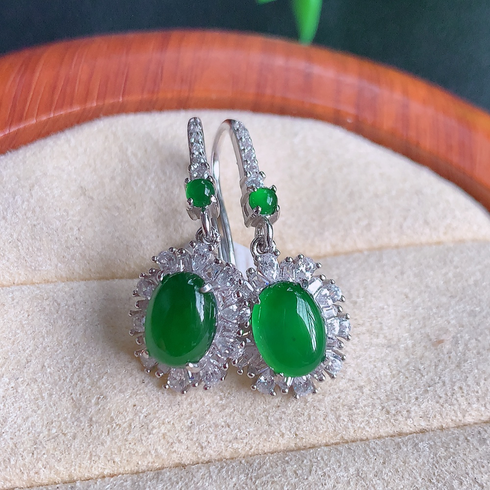 冰满绿翡翠925银镶嵌耳钉，自然光实拍，翠色灵动，颜色漂亮，种老水足，品相佳，佩戴佳品！W502.8  取一整体尺寸：14-10.8-5.1mm  裸石尺寸：7.7-5.8mm