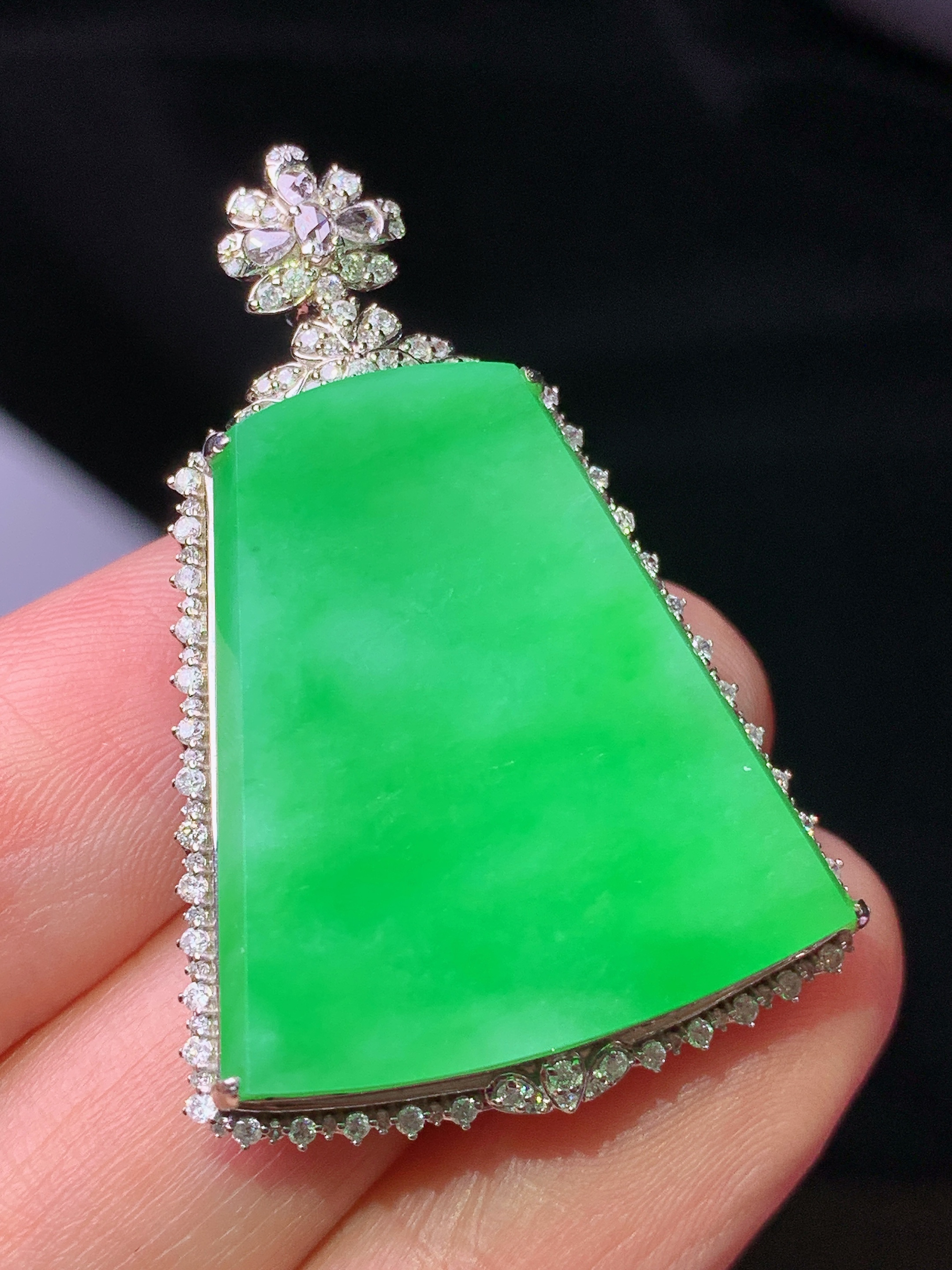 18k金钻镶嵌翠绿无事牌吊坠 玉质细腻 色泽艳丽清新 水润亮眼 整体尺寸38.8*26.8*8.5j