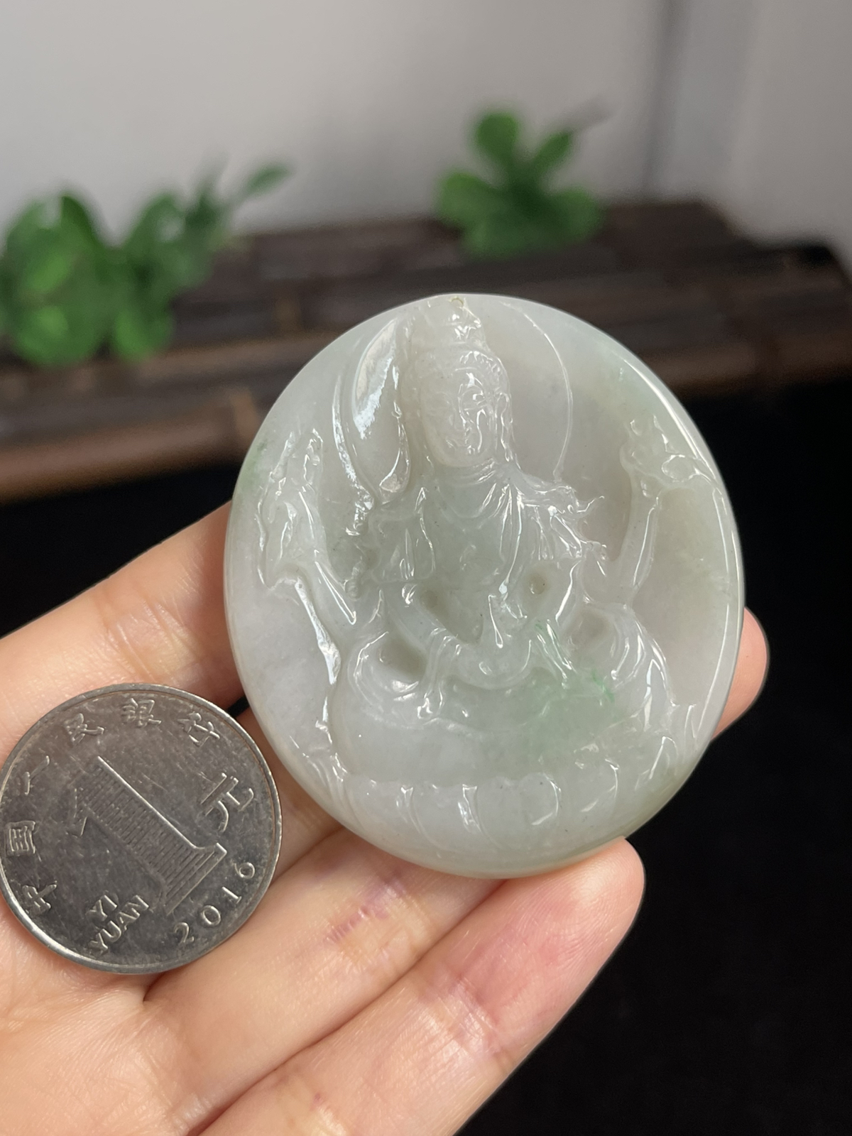 翡翠糯化种淡绿色挂件