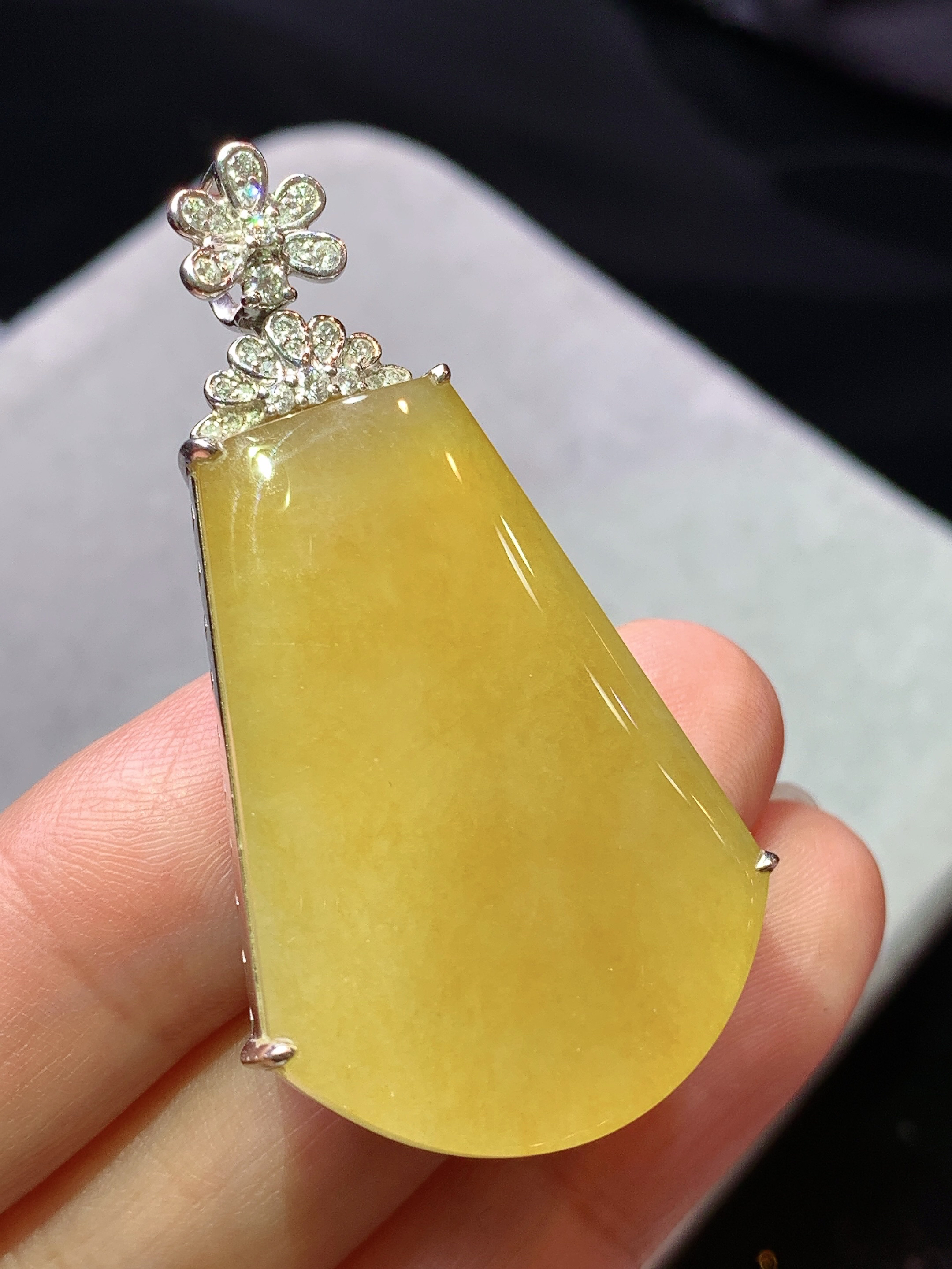 18k金钻镶嵌黄翡无事牌吊坠 玉质细腻 色泽艳丽清新 水润亮眼 整体尺寸47.7*26.3*10b7