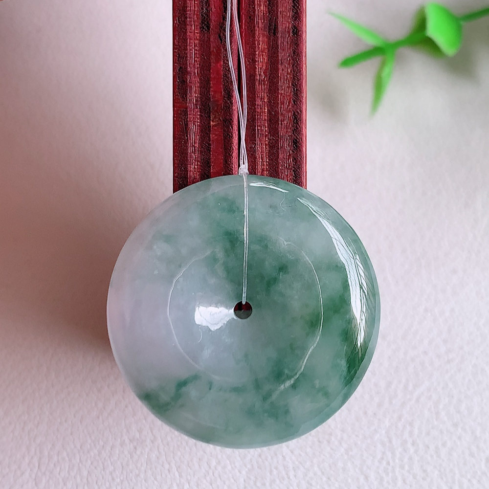 冰润飘花平安扣吊坠，厚装饱满，冰润剔透，细腻水足，种质润泽，飘花灵动，佩戴优雅大气，W49.8   尺寸：28-5.7mm