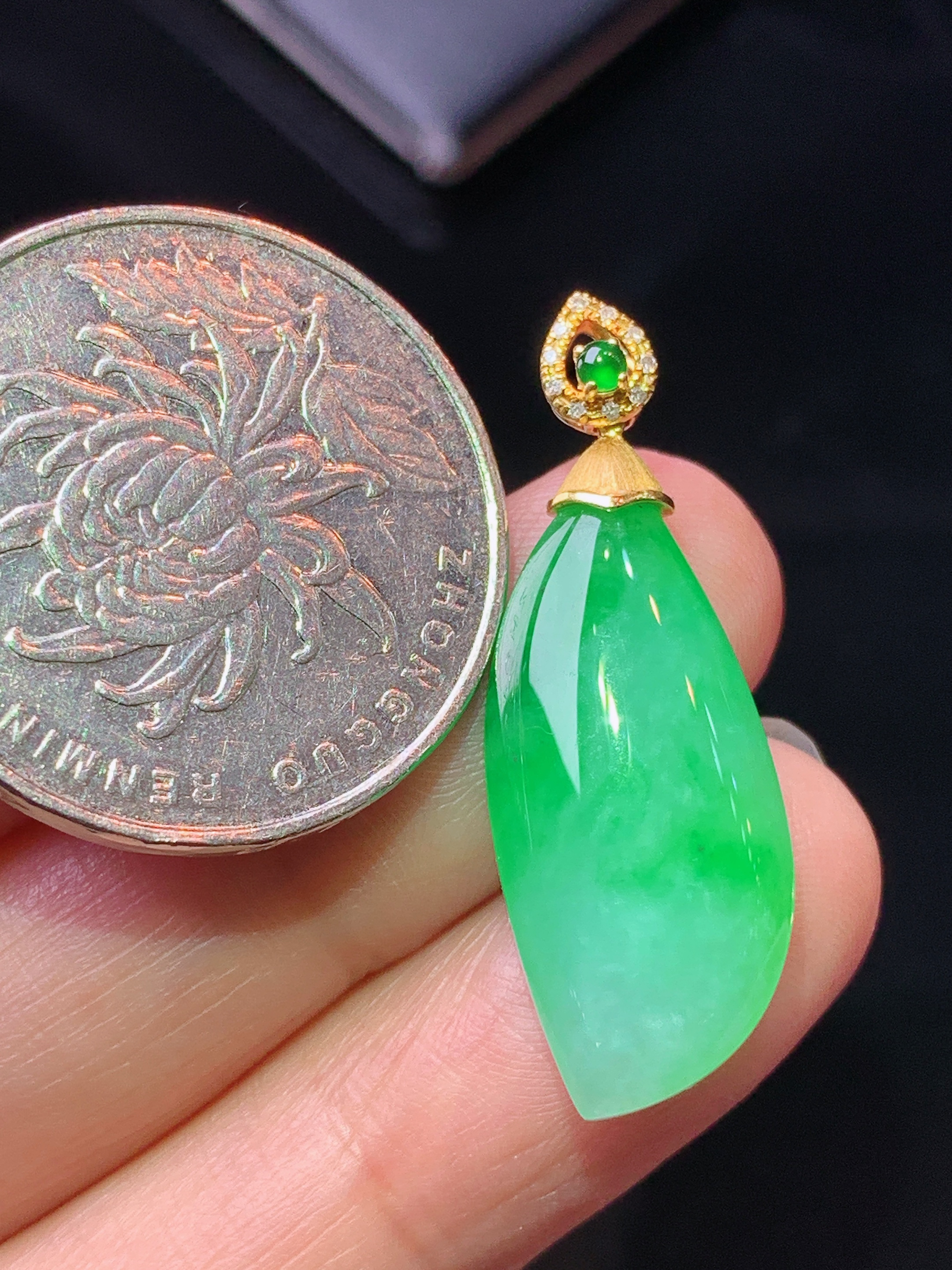 18k金钻镶嵌翠绿随形吊坠 玉质细腻 色泽艳丽清新 水润亮眼 整体尺寸31.8*11*5.6z1