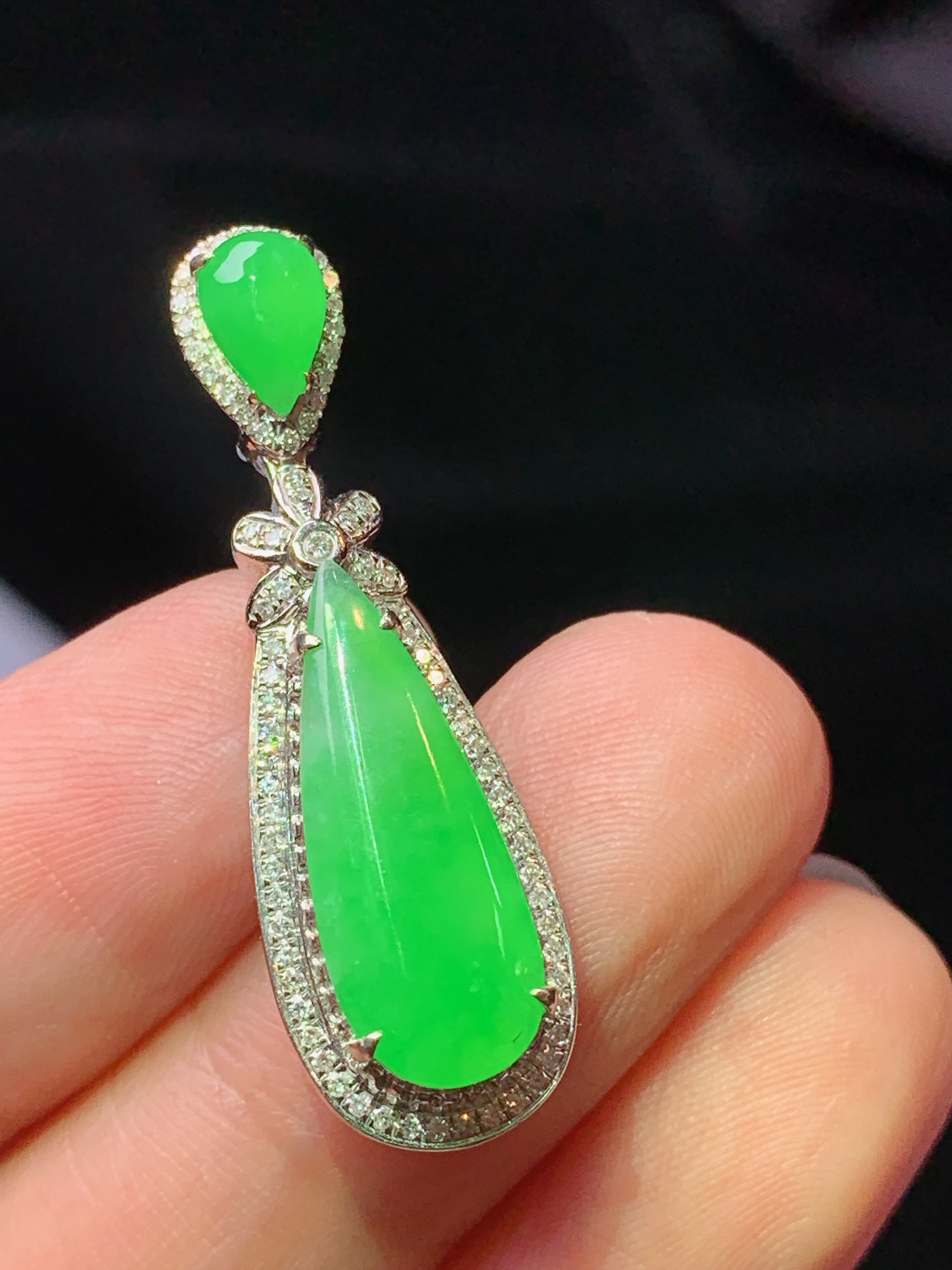 18k金钻镶嵌翠绿水滴吊坠 玉质细腻 色泽艳丽清新 水润亮眼 整体尺寸33.6*10.5*5.8j2