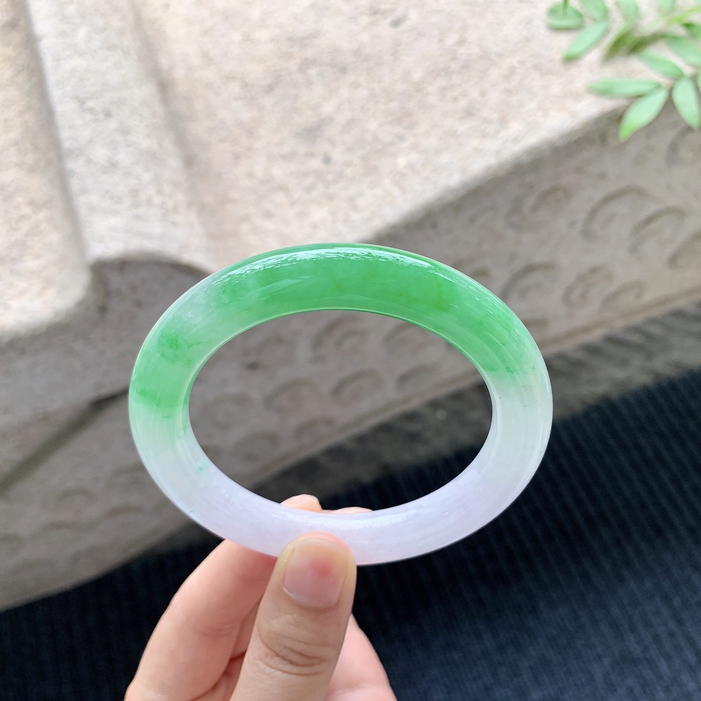 圆条57 58 【圈口】58/10.2/10.6 【编码】HT041026 【描述】冰糯辣阳绿，色辣，水润，种老，细腻，打灯有棉线