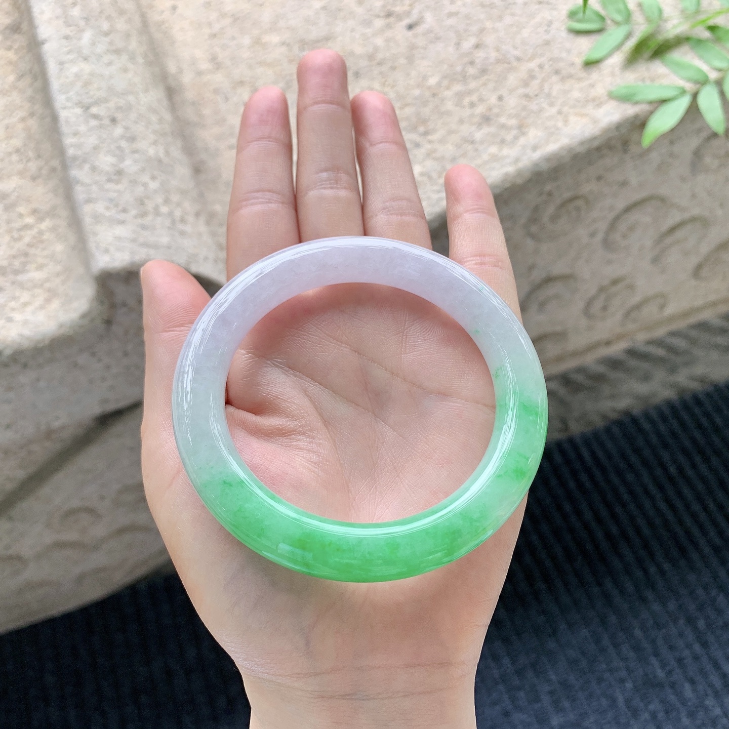 圆条57 58 【圈口】58/10.2/10.6 【编码】HT041026 【描述】冰糯辣阳绿，色辣