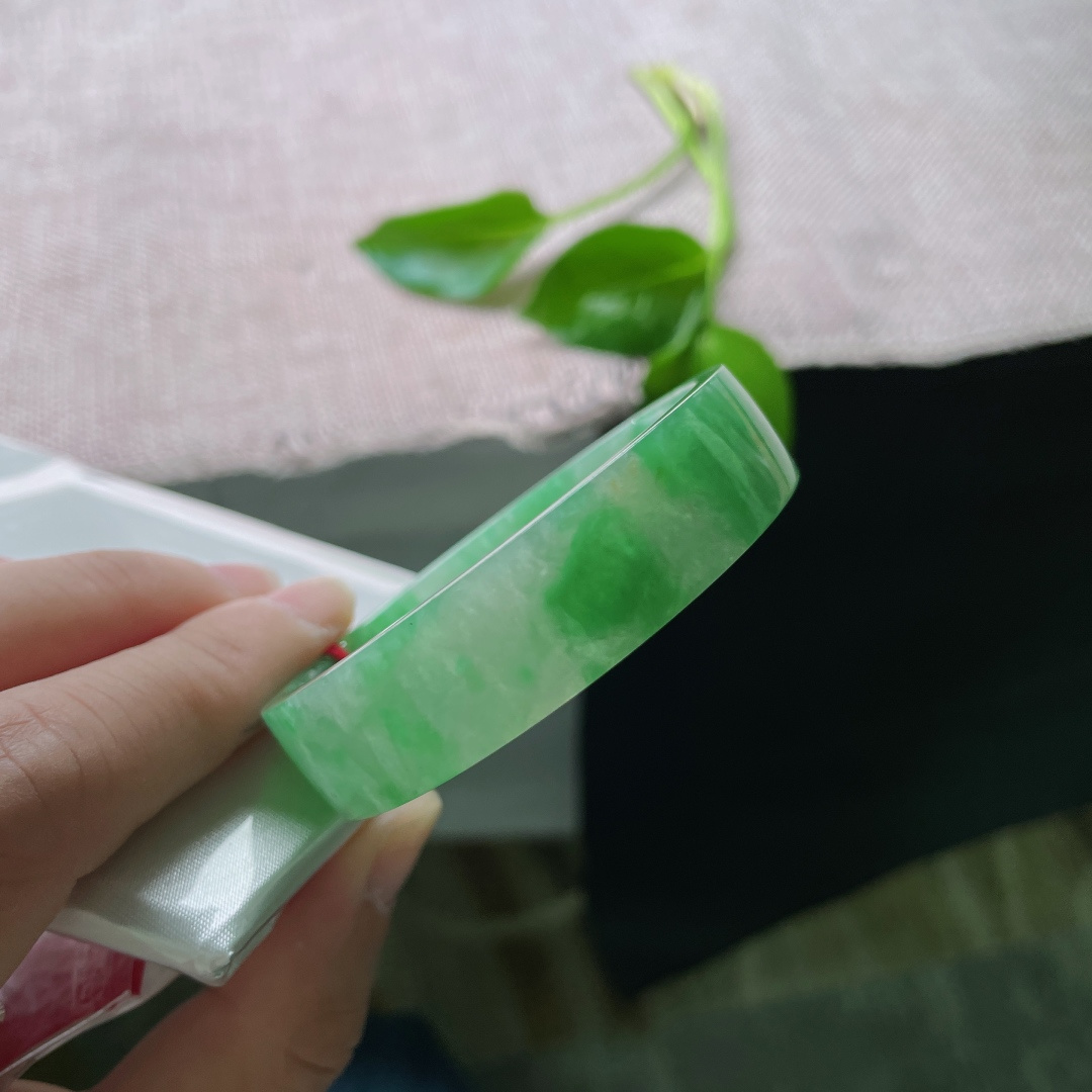 52/13.6/4.2，绿底正圈，方镯，水头好，圆弧内里，温润贴合，是与你相契的柔肠。一点皮纹，ss50205a