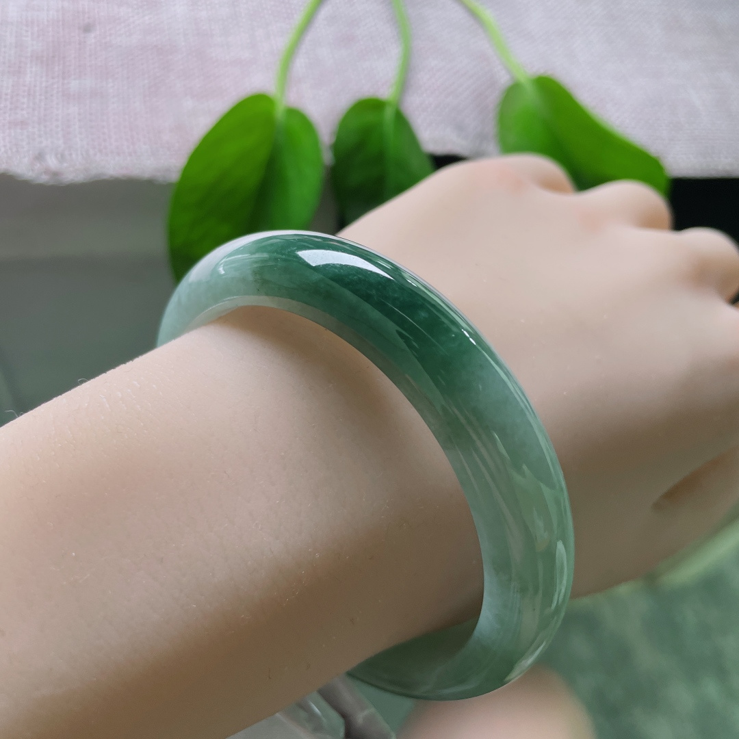 56.8/12.7/8.3，油青正圈，颜色由浅入深，过渡自然光，佩戴典雅