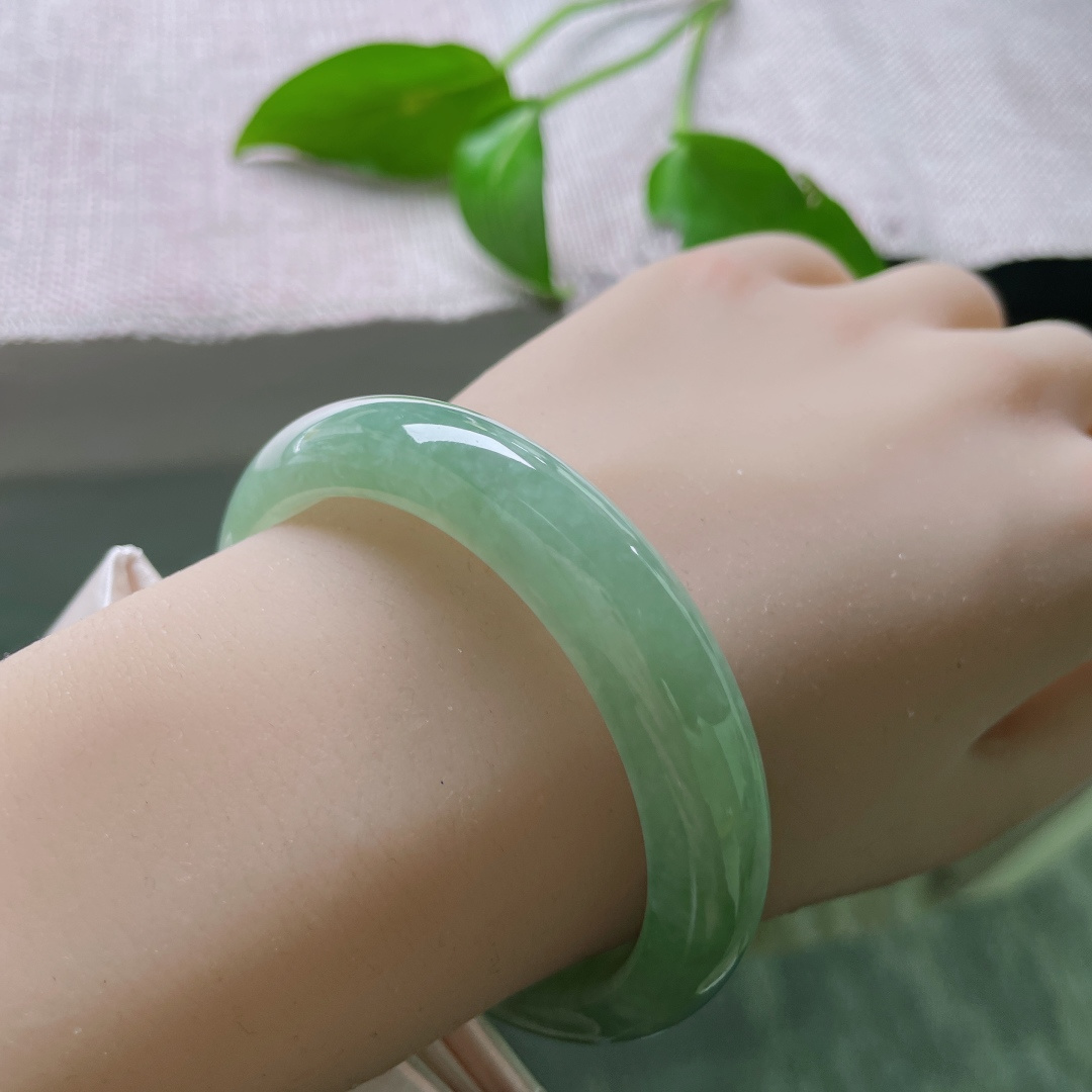 54.5/12.1/7.9，湖水绿正圈，水头好，种老，浅绿凝脂，越戴越润。。ss46669a