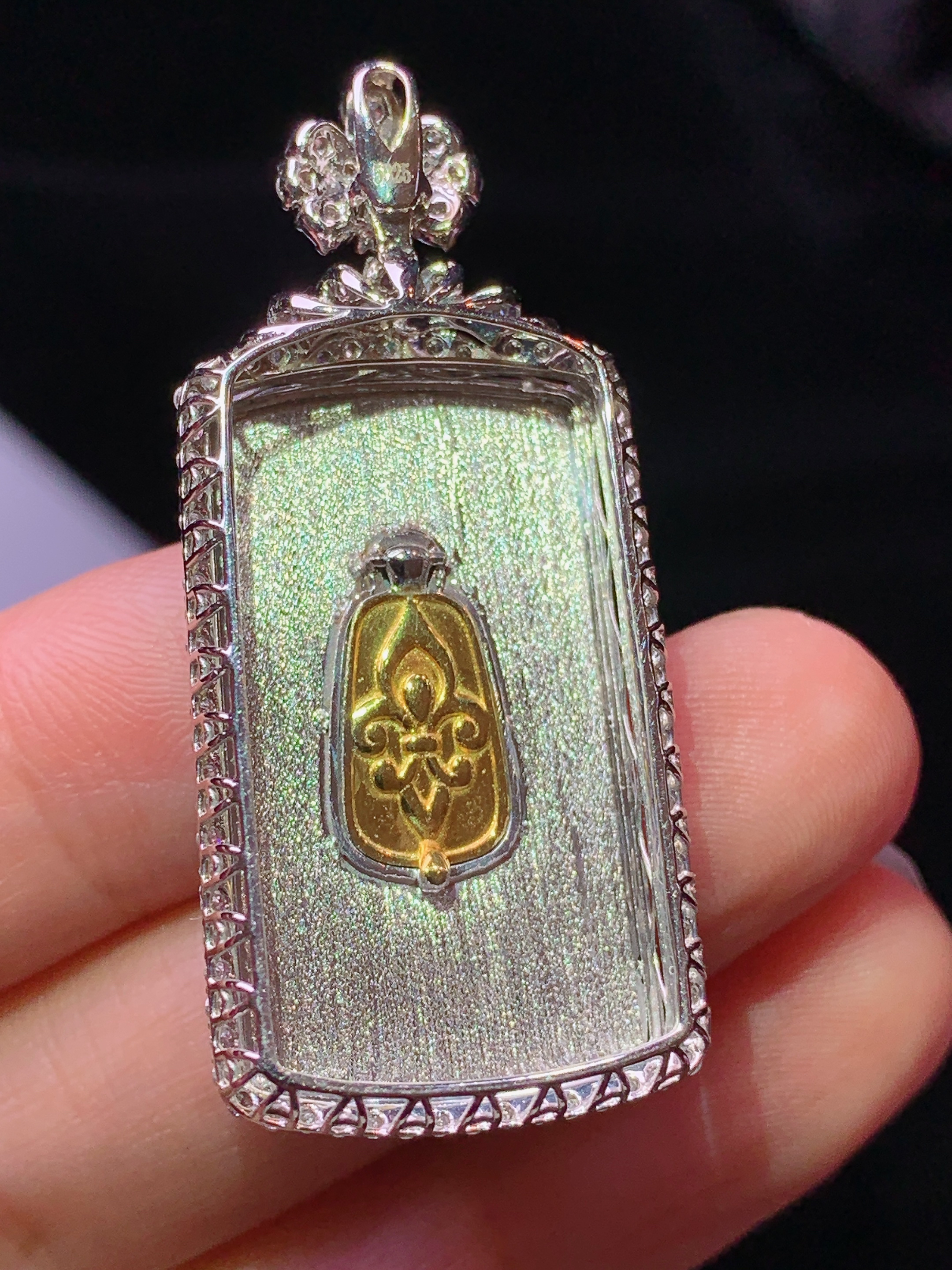 18k金钻镶嵌翠绿无事牌吊坠 玉质细腻 色泽艳丽清新 水润亮眼 整体尺寸42.3*19*8j2