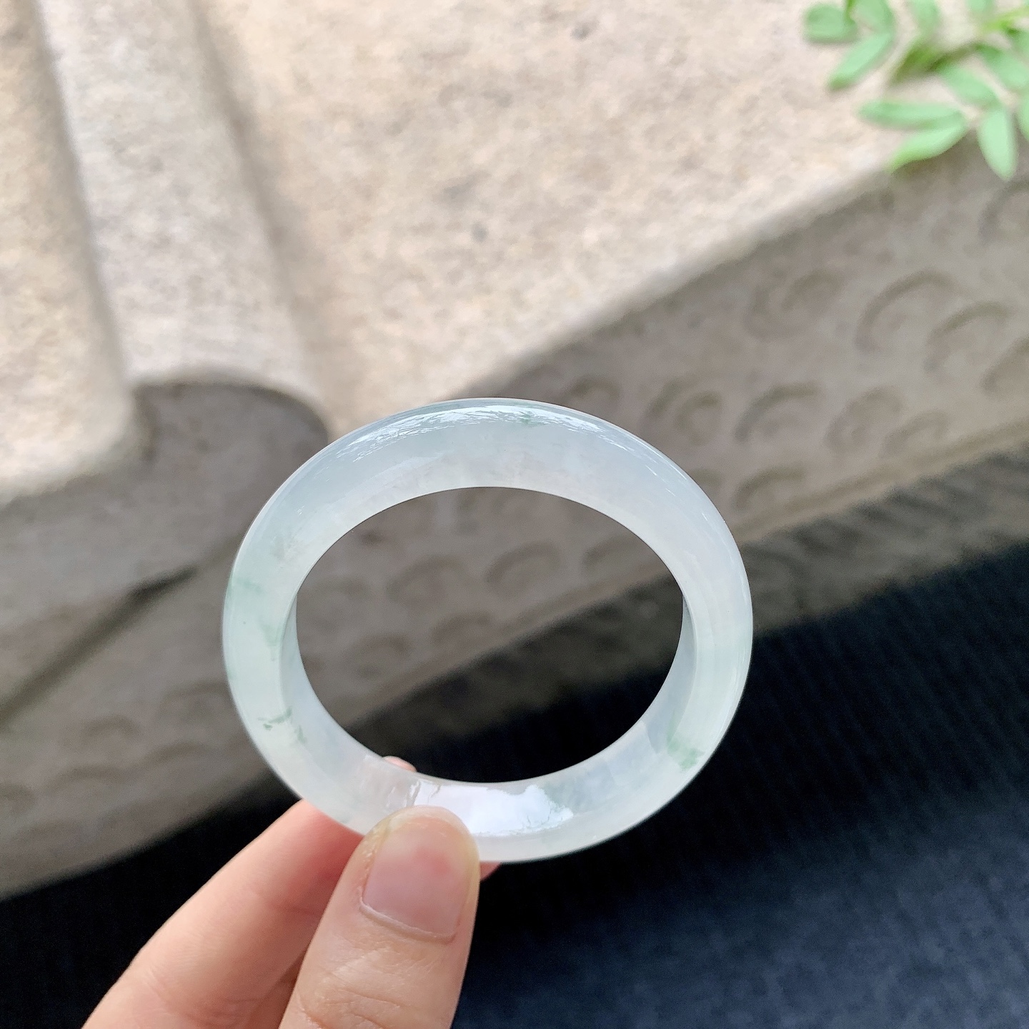 贵妃51 52 【圈口】52.3/45/10/7 【编码】DZ041021 【描述】糯冰飘花，水润，种老，细腻，无纹裂