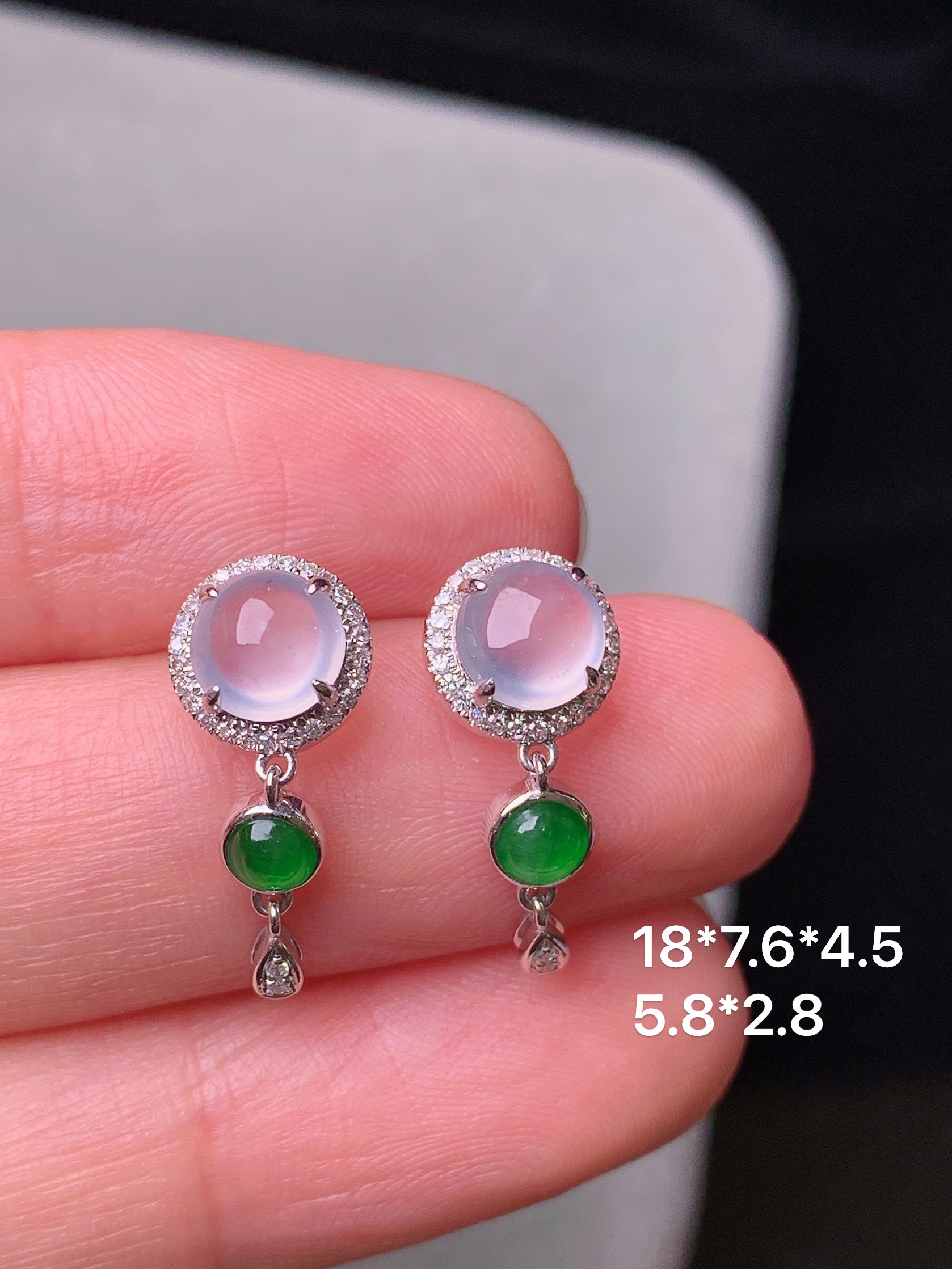 18k金钻镶嵌冰种耳钉 玉质细腻 色泽艳丽清新 水润亮眼 整体尺寸18*7.6*4.5b2