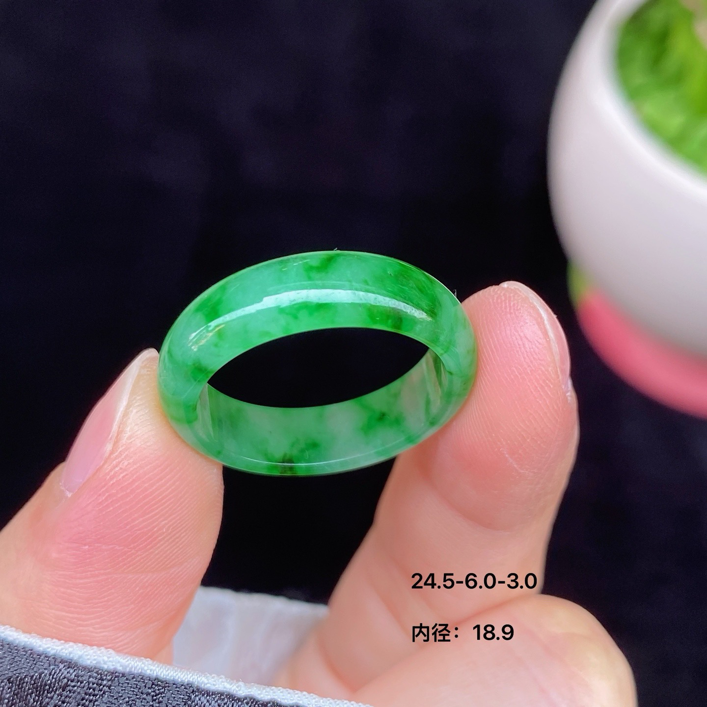 冰阳辣色戒圈，满目的艳丽色彩，戒圈圆润光滑
满色翡翠的光芒璀璨而耀眼..