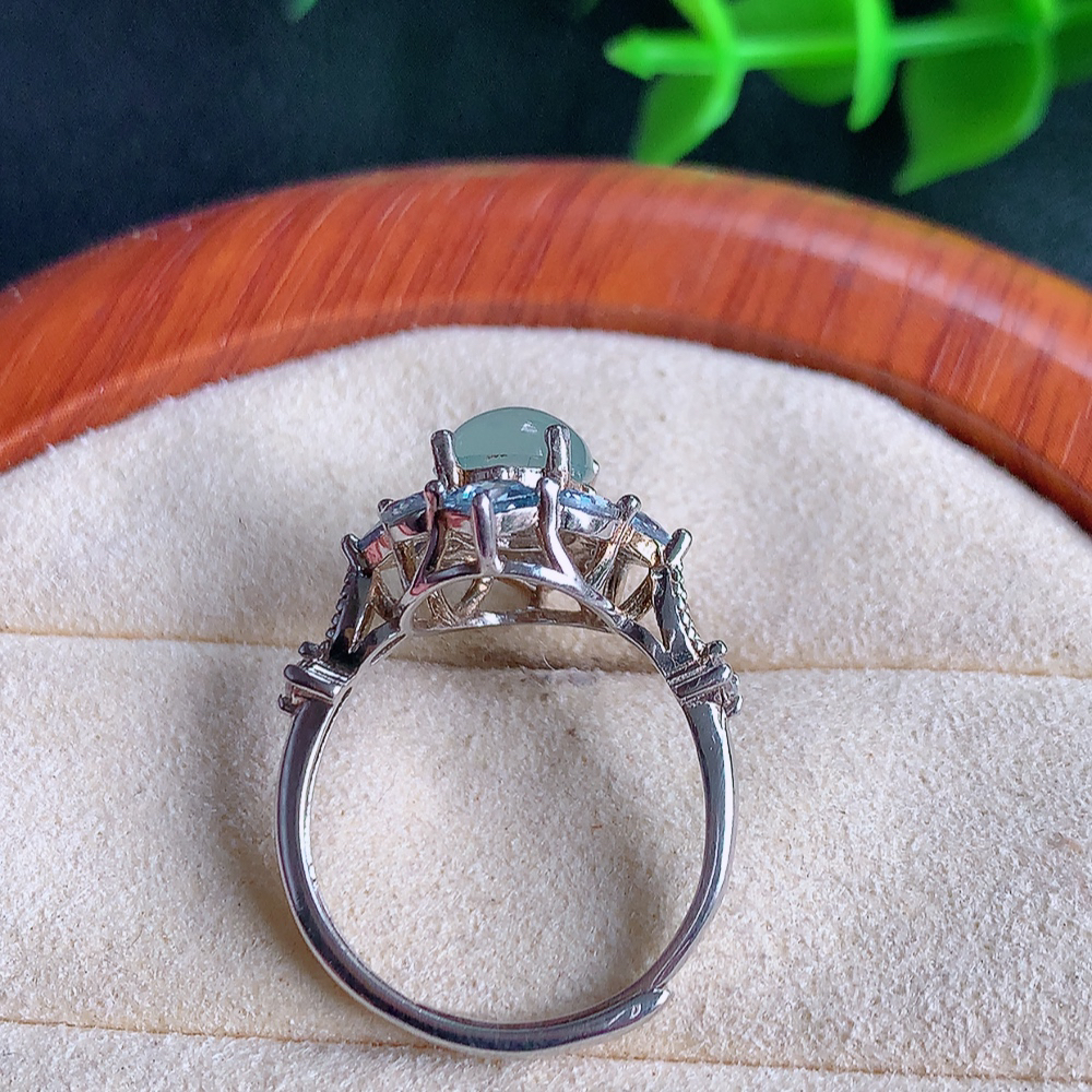 冰晴水精美蛋面翡翠戒指  玉质细腻  冰清玉润  飘花灵动  颜色漂亮  W502.8  内径尺寸：17-16-8.5mm  裸石尺寸：6.8mm