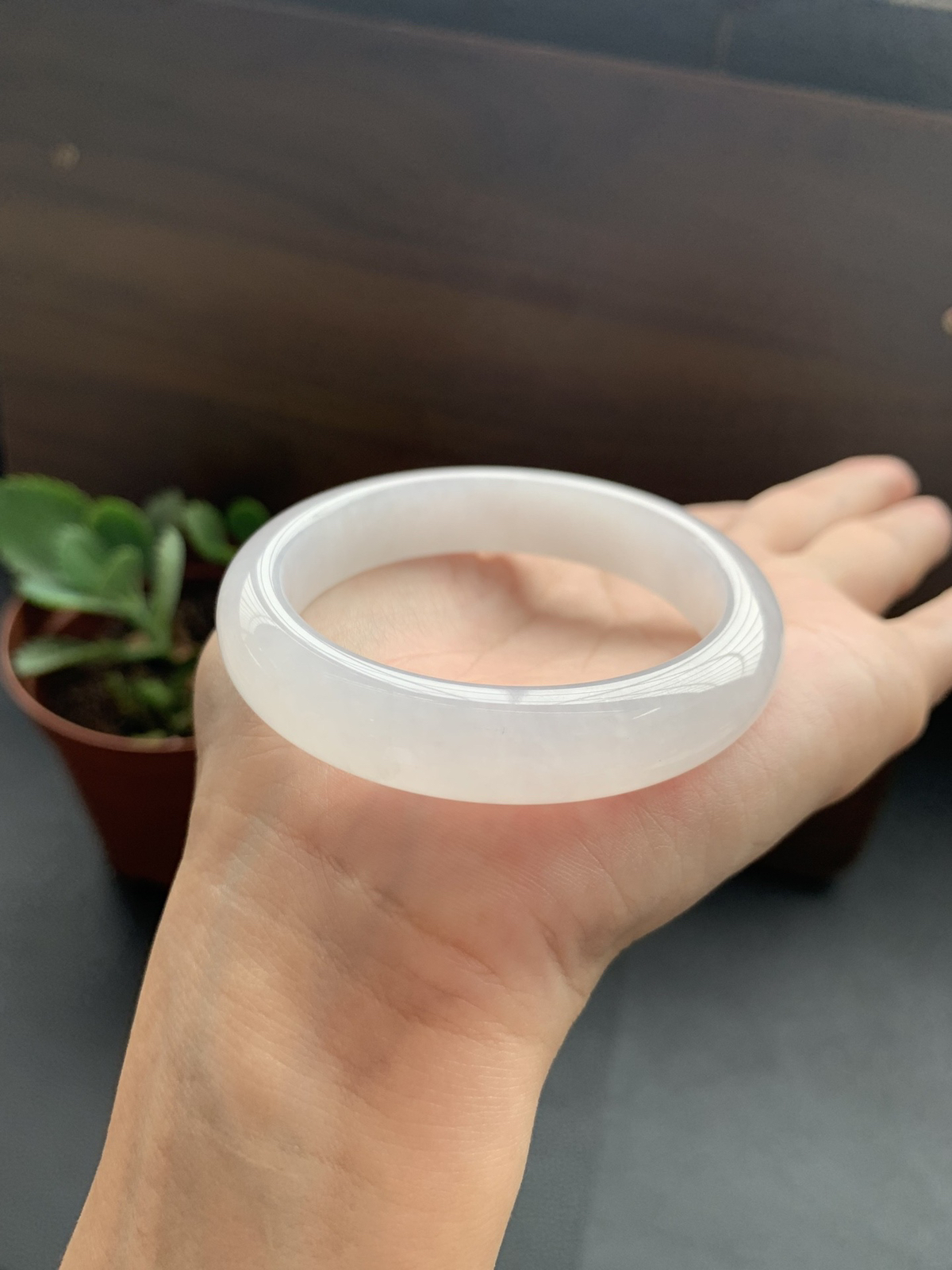 冰种细腻白月光手镯，圈口51-12.1-8.1，胶感十足，透手感极强，种水货，经典白月光干净清爽冰透