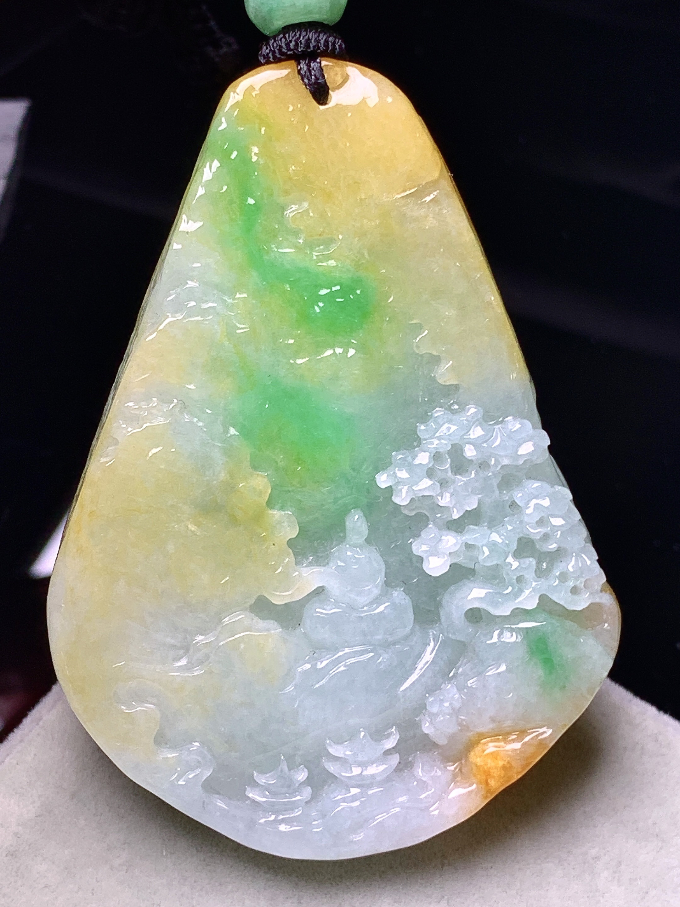 飘绿黄翡山水悟道牌吊坠 玉质细腻 色泽艳丽清新 水润亮眼 整体尺寸58*42.5*7.5w1