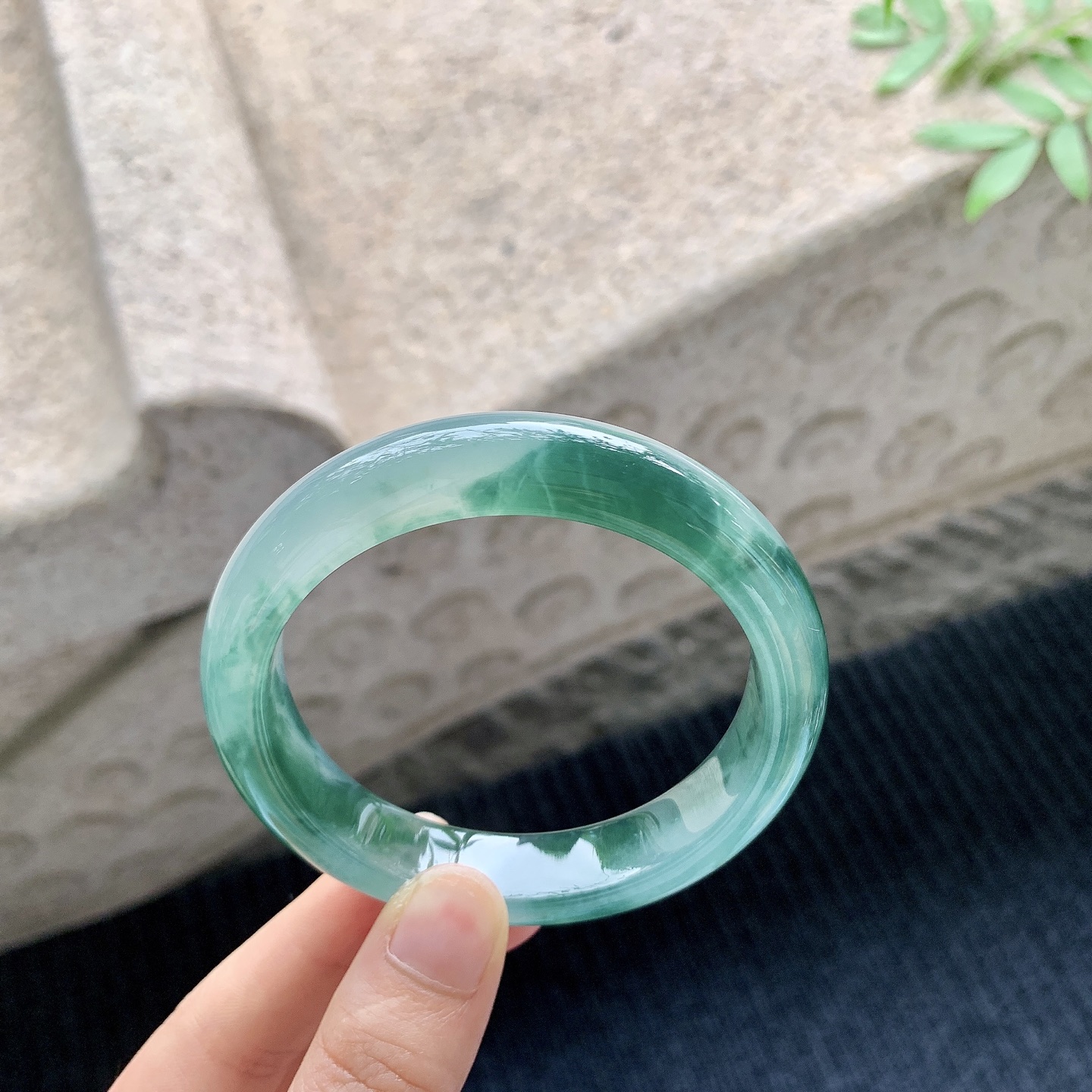 正圈56 57 【圈口】57/12.3/8.5 【编码】B2041027 【描述】冰糯绿花，水润，种老，细腻，无纹裂