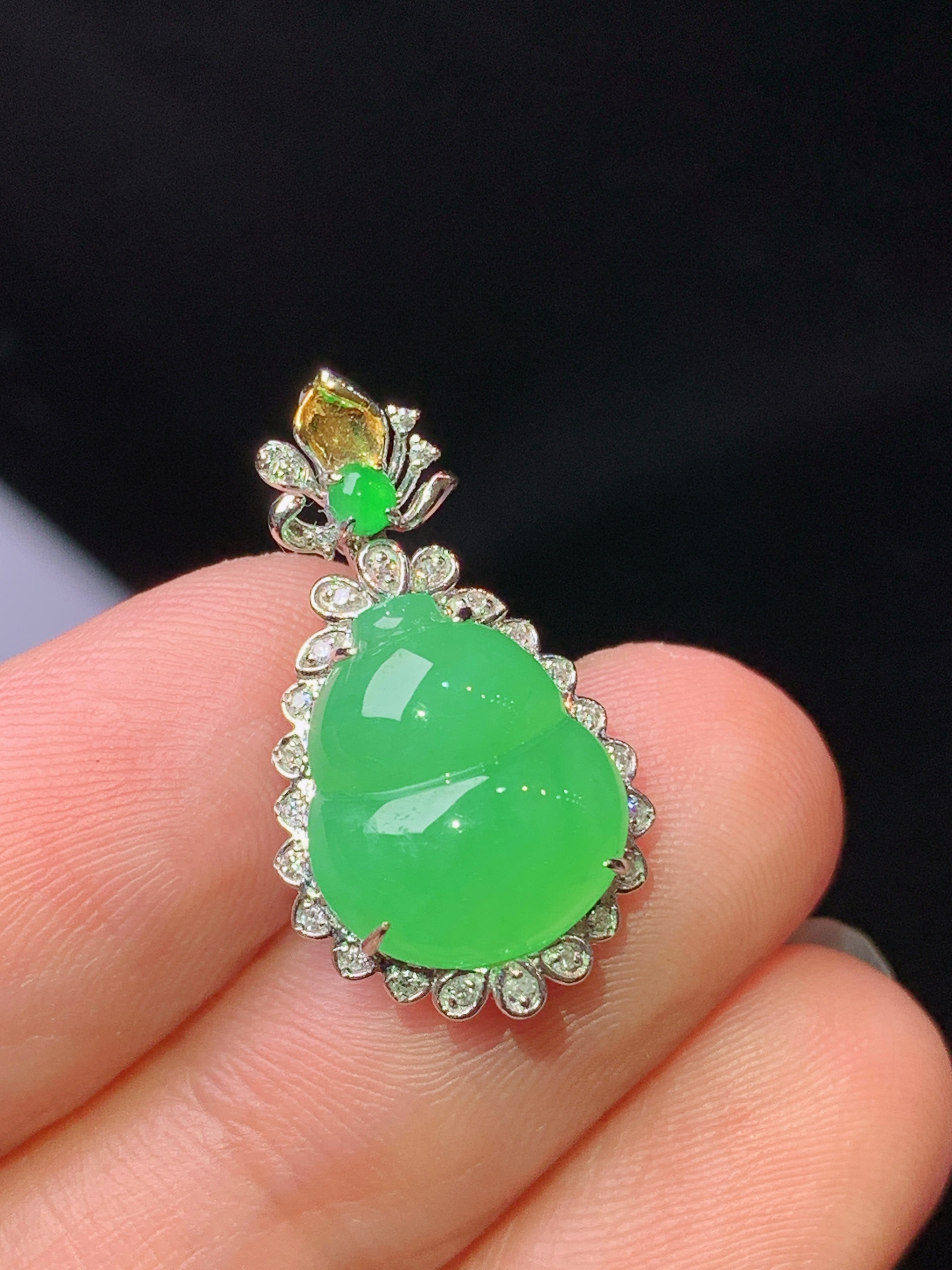 18k金钻镶嵌翠绿葫芦吊坠 玉质细腻 色泽艳丽清新 水润亮眼 整体尺寸22*12.5*7x5