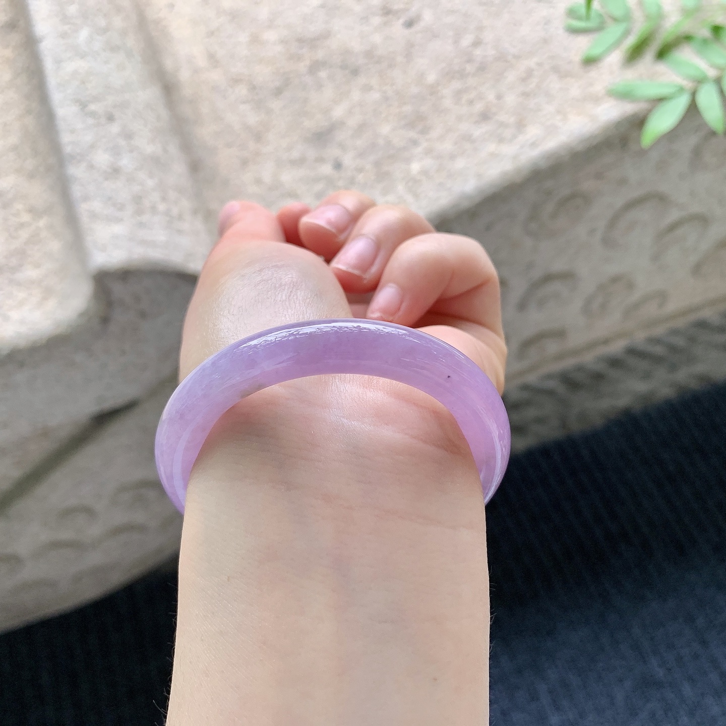 贵妃51 52 【圈口】52.7/47/8.6/8.7 【编码】T3041047 【描述】冰糯艳紫，水润，种老，细腻，无纹裂