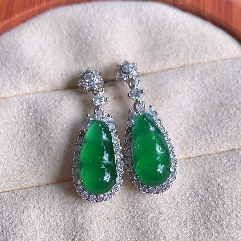 冰满绿翡翠925银镶嵌福豆耳钉，自然光实拍，翠色灵动，颜色漂亮，种老水足，品相佳，佩戴佳品！W481