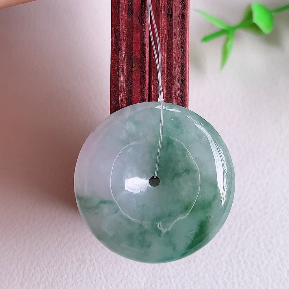 冰润飘花平安扣吊坠，厚装饱满，冰润剔透，细腻水足，种质润泽，飘花灵动，佩戴优雅大气，W49.8   尺寸：28-5.7mm