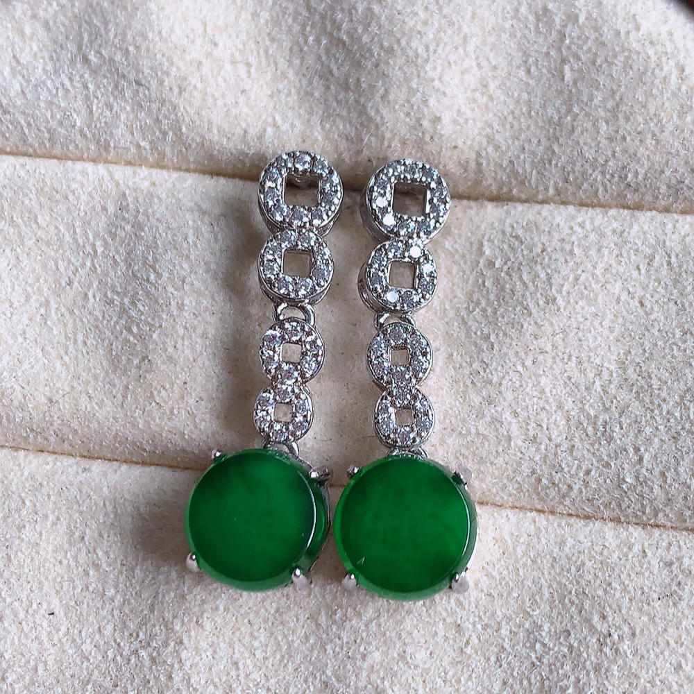 冰满绿翡翠925银镶嵌耳钉，自然光实拍，翠色灵动，颜色漂亮，种老水足，品相佳，佩戴佳品！W481.8