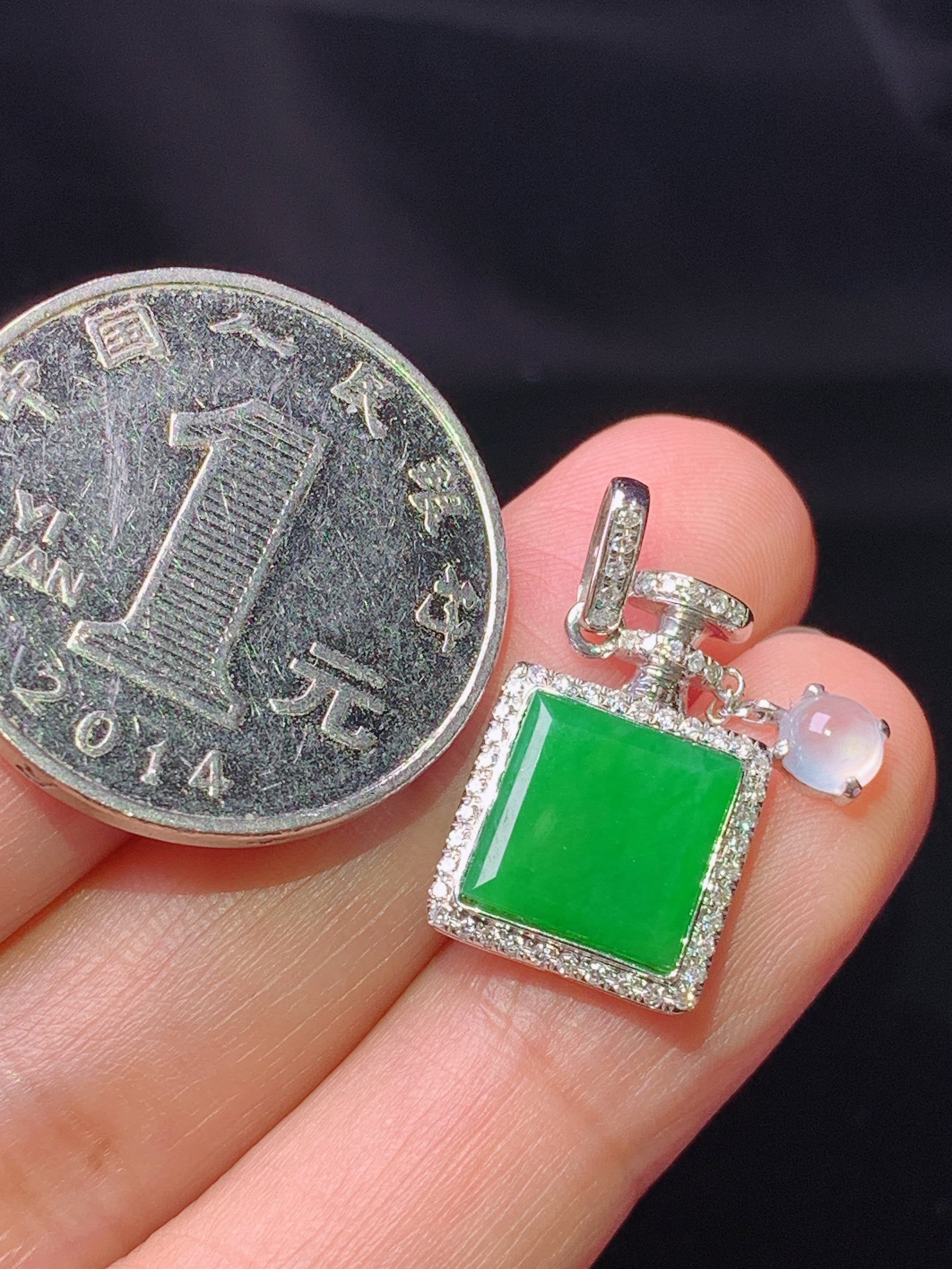 18k金钻镶嵌满绿无事牌吊坠 玉质细腻 色泽艳丽清新 水润亮眼 整体尺寸22.3*11.8*4j2