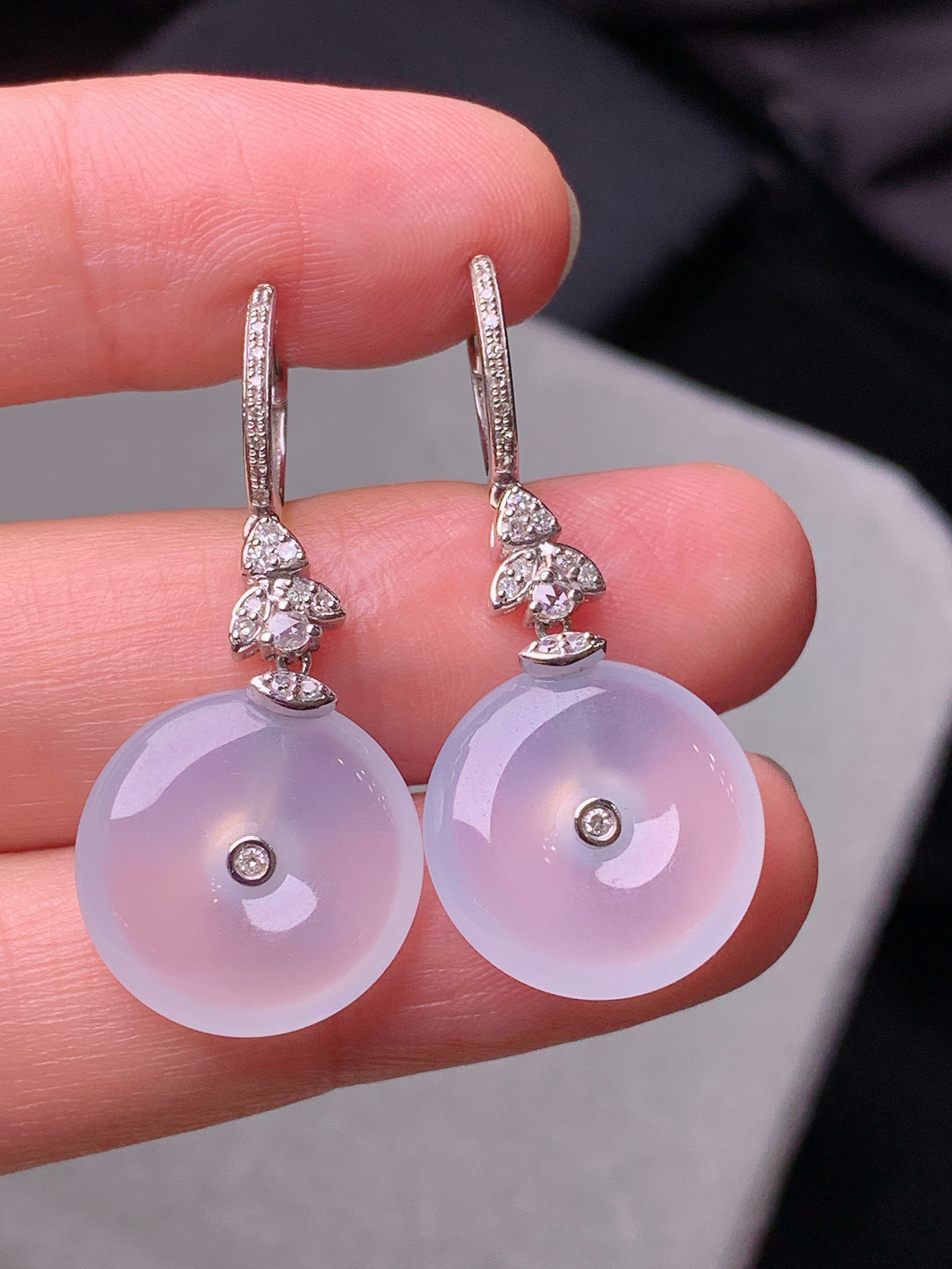 18k金钻镶嵌冰种平安扣耳坠 玉质细腻 色泽艳丽清新 水润亮眼 整体尺寸34*15.3*4.2y4