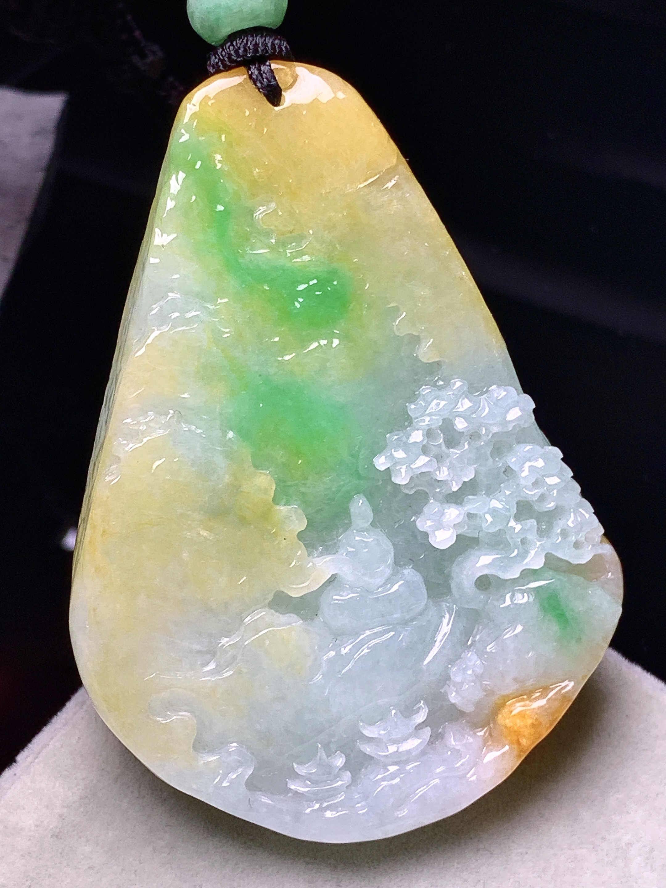 飘绿黄翡山水悟道牌吊坠 玉质细腻 色泽艳丽清新 水润亮眼 整体尺寸58*42.5*7.5w1