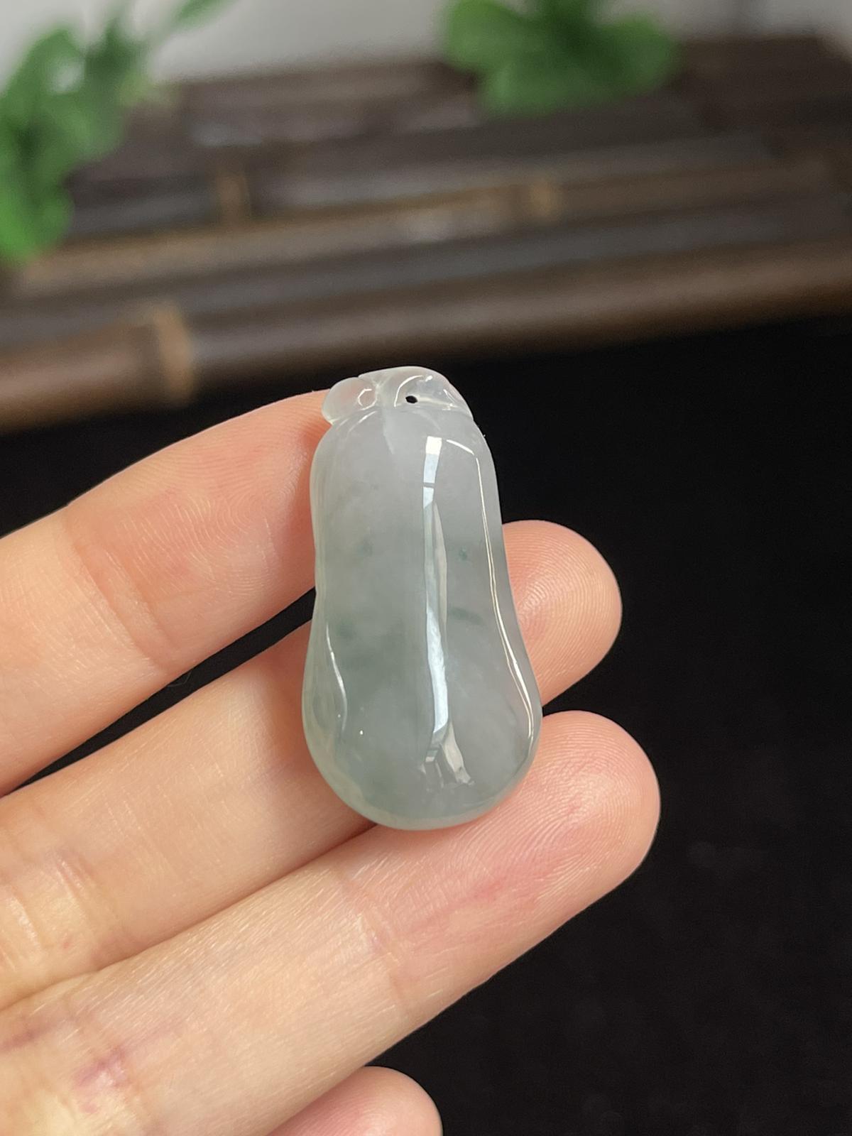 翡翠冰糯种浅绿色福瓜