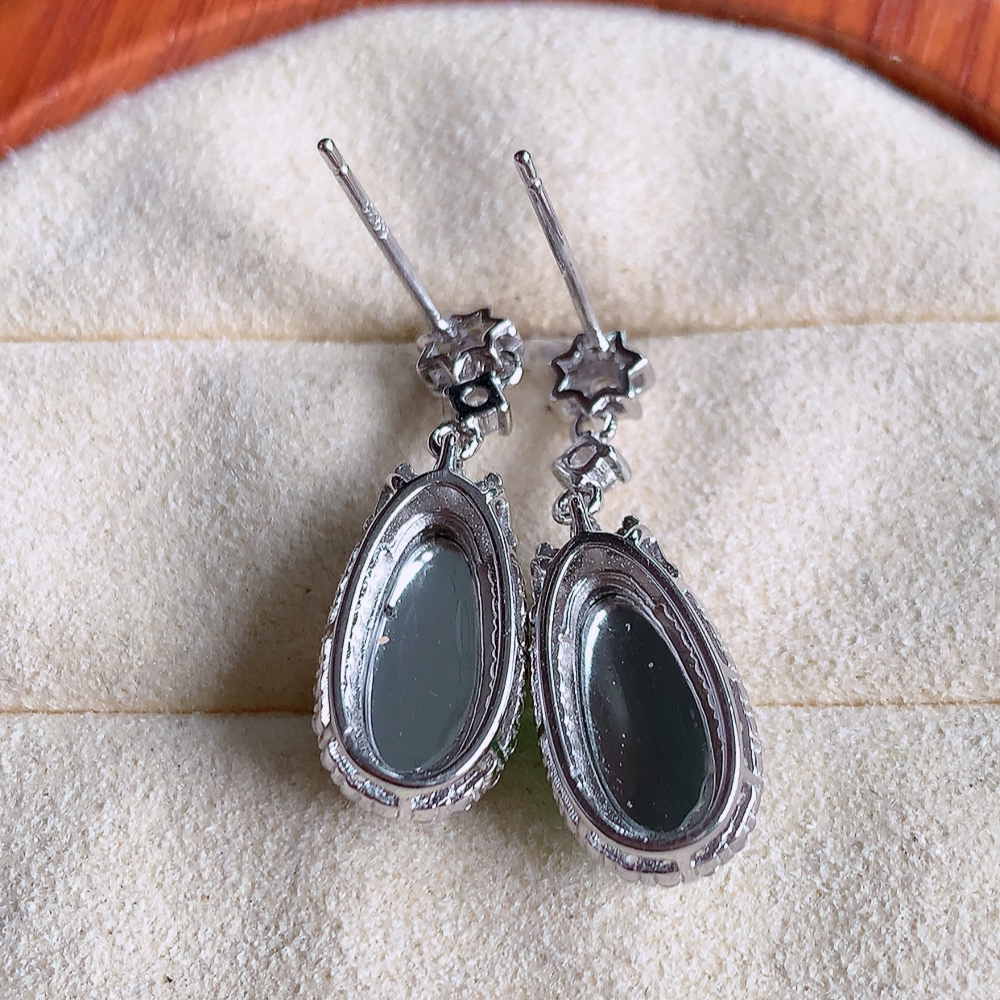 冰满绿翡翠925银镶嵌福豆耳钉，自然光实拍，翠色灵动，颜色漂亮，种老水足，品相佳，佩戴佳品！W481.8  取一整体尺寸：26.5-9-6.2mm  裸石尺寸：13.3-6.2mm