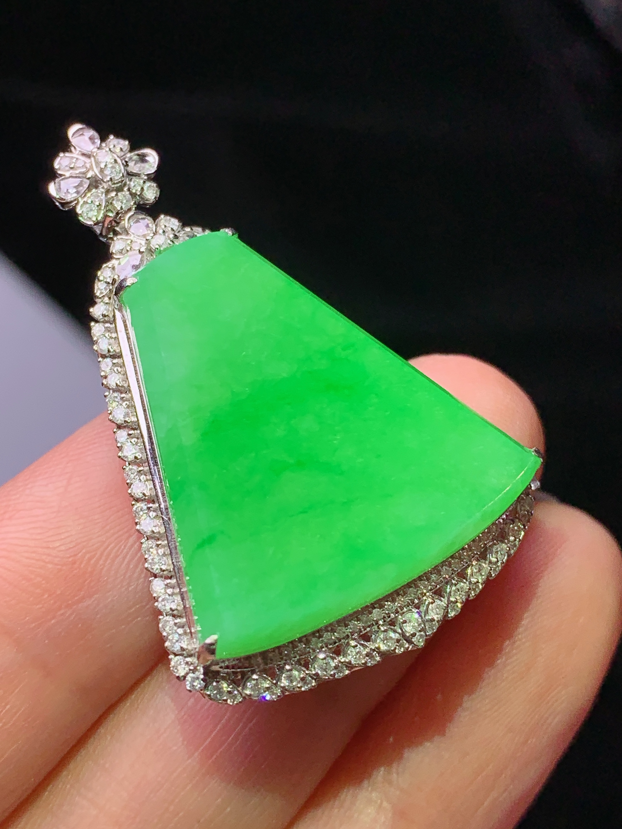 18k金钻镶嵌翠绿无事牌吊坠 玉质细腻 色泽艳丽清新 水润亮眼 整体尺寸39.5*26*9j2