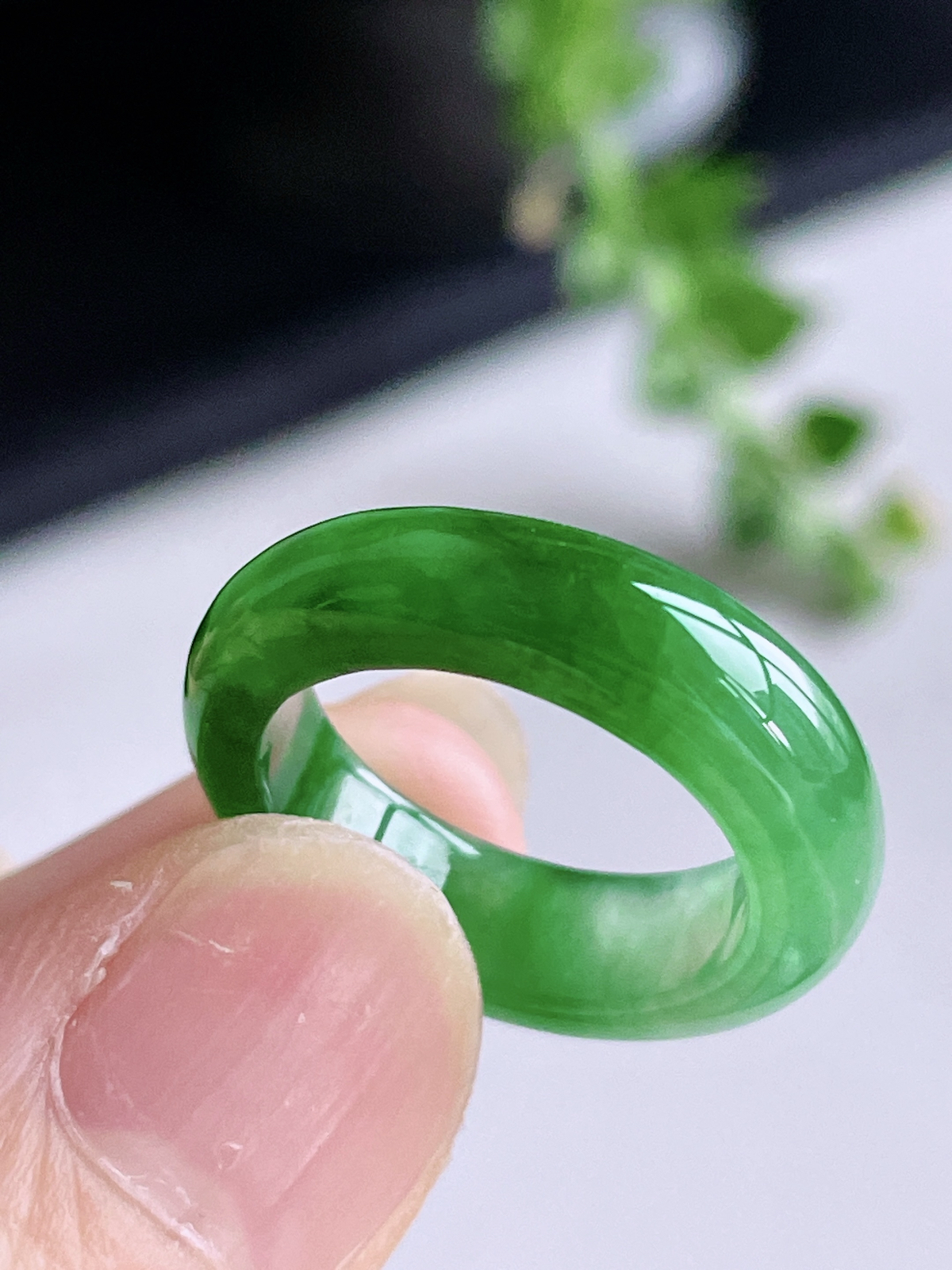 【裸石】冰阳绿戒圈指环
【说明】缅料 完美 性价比高  
【尺寸】5.4-3.6
【圈口】10.5号.