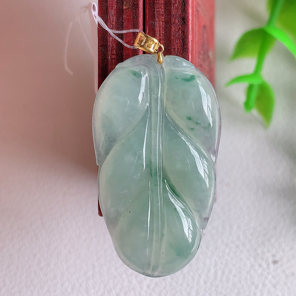 18k金扣冰润飘花金枝玉叶翡翠吊坠  老种起胶感  飘花灵动  寓意“金枝玉叶，大业有成，一夜成名”  饱满大气，水润通透。W49.8 尺寸：31.8-18.8-3.6mm