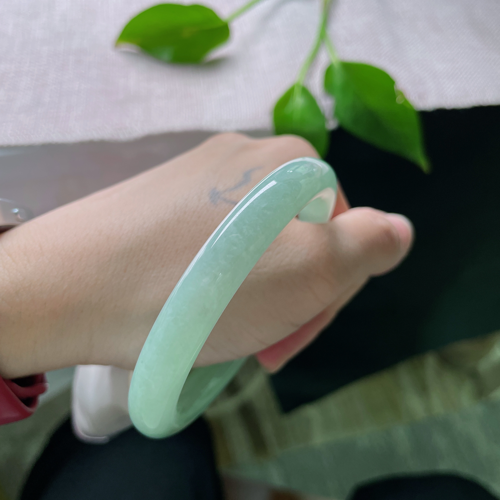 56.9/9.6，果绿底圆条，质地温润细腻，干净清爽，小清新，甜美..