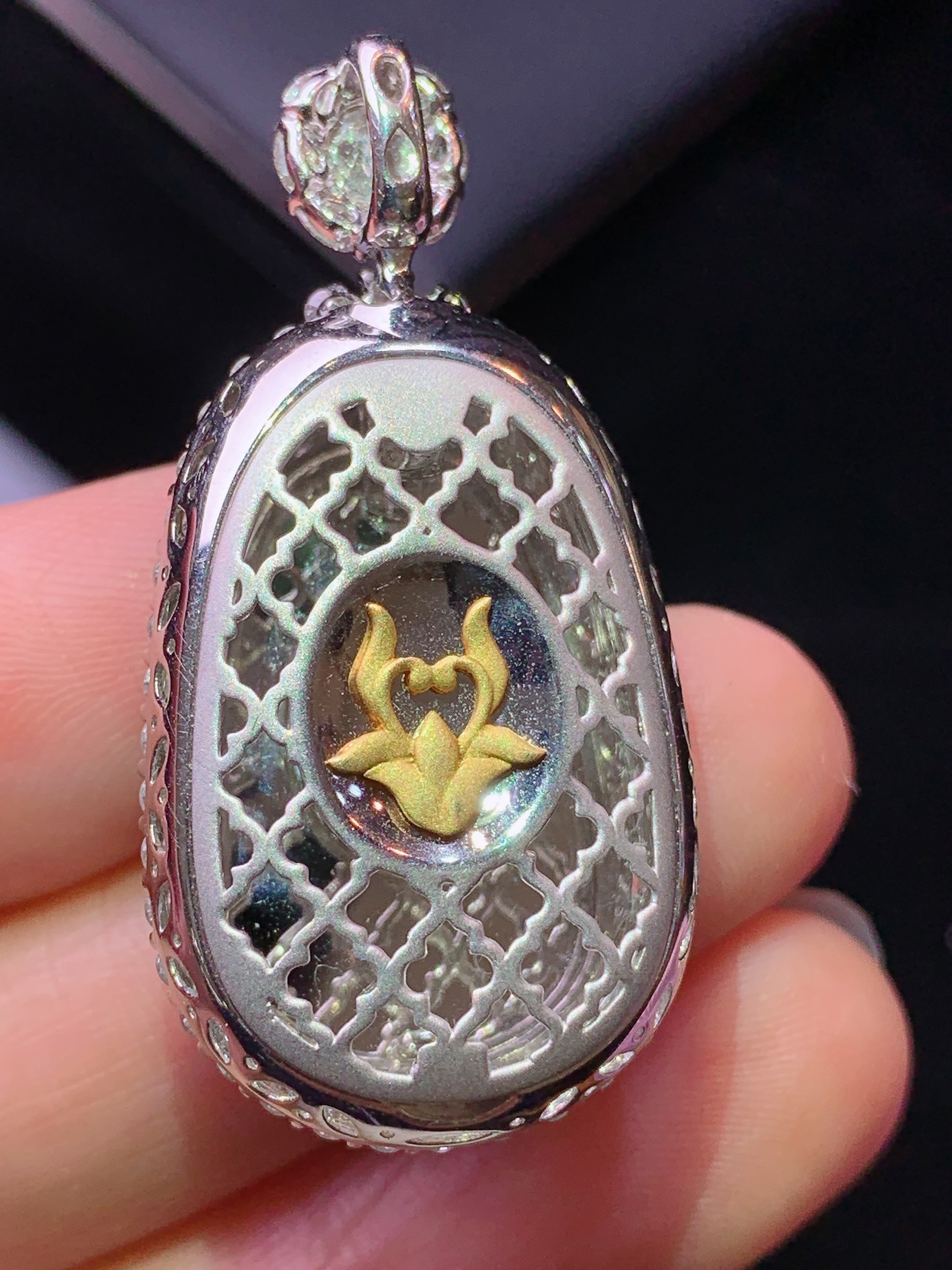 18k金钻镶嵌满绿如意吊坠 玉质细腻 色泽艳丽清新 水润亮眼 整体尺寸39*19.3*9.3z1