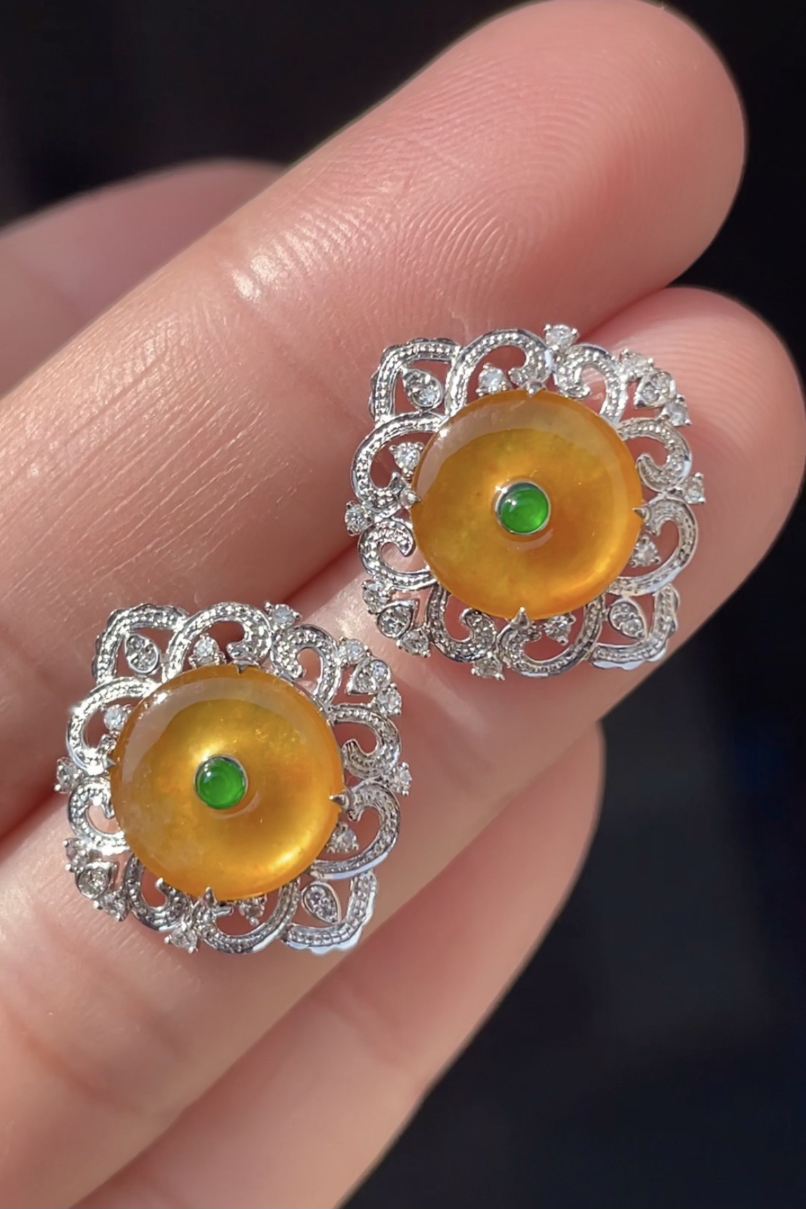 ️【冰黄翡耳钉】
通透水润，玉质细腻，翠色鲜艳，18k金奢华钻石镶嵌️.