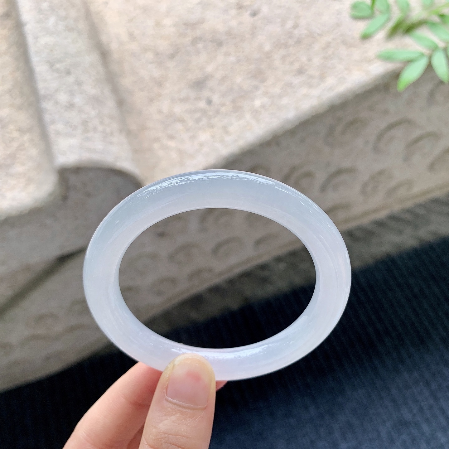 圆条52 53【圈口】53.5/9/9【编码】A9041011【描述】糯冰底色，水润，种老，细腻，无纹裂