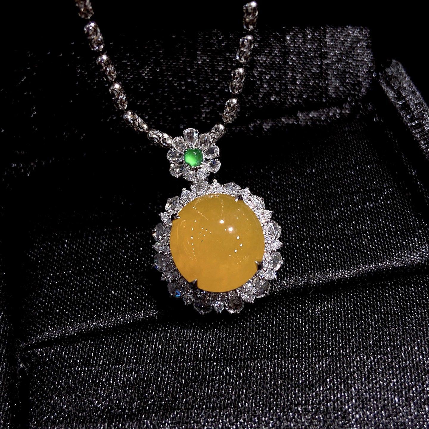  | 冰黄蛋面吊坠
整体尺寸24-16.6-11.7毫米
裸石尺寸11.8-11.1-4.6毫米