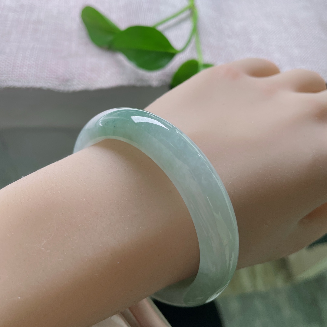 54/12.2/7.9，淡绿底正圈，水头好，种老，佩戴优雅端庄，素丽，乌鸡