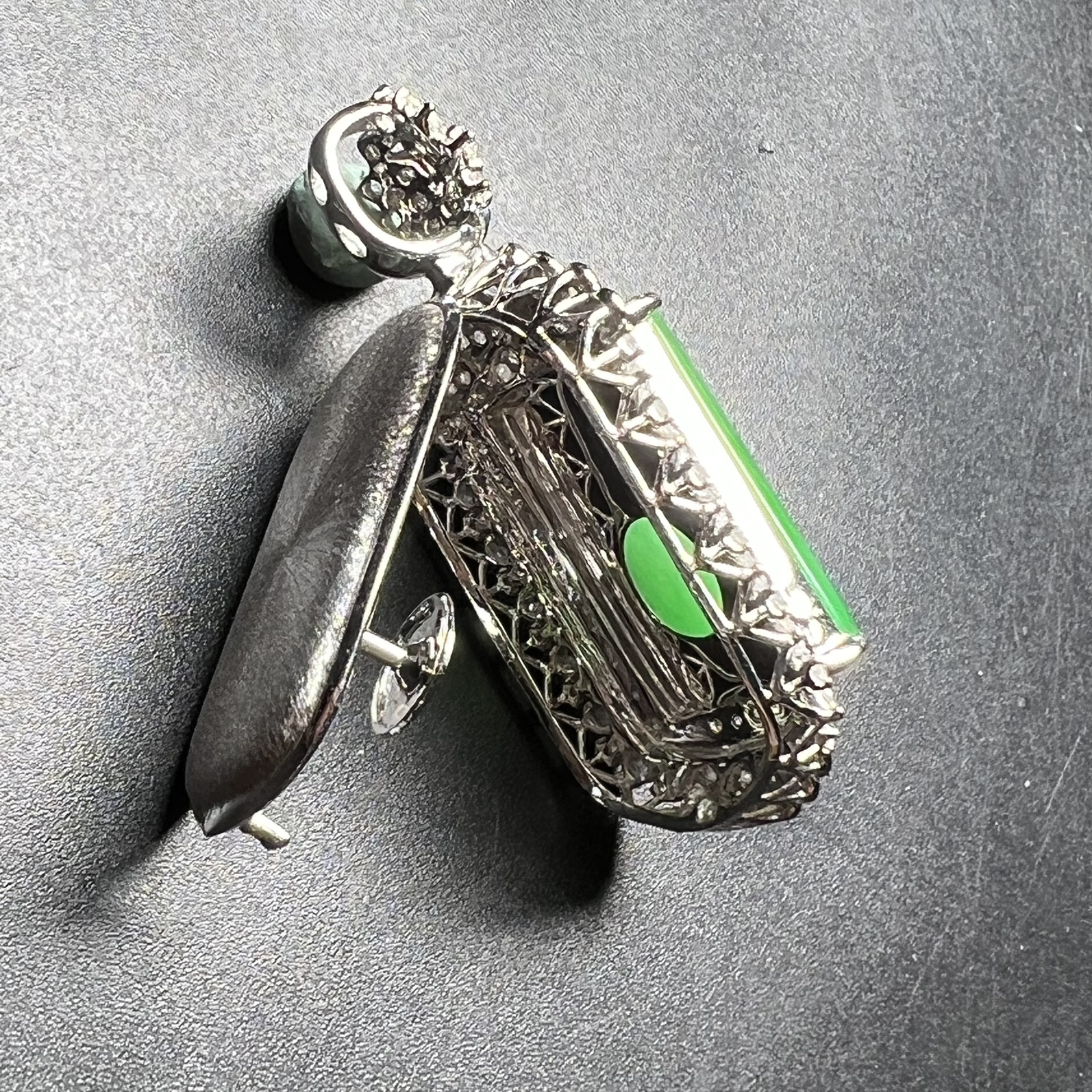 满绿平安无事牌整体尺寸39.6*18.7*12.3 裸石尺寸18.9*13*4