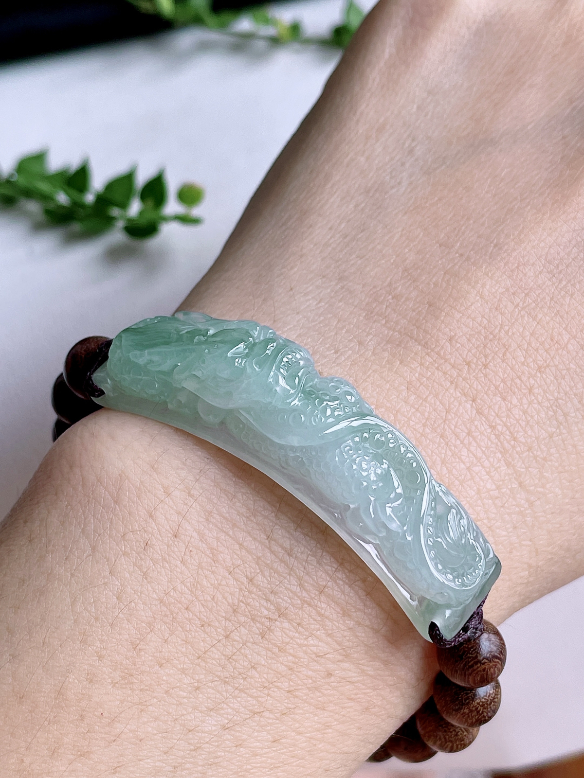 【裸石】冰晴水生肖龙手牌檀木手串
【说明】缅料 性价比高  
【尺寸】51.2-12-11.4.