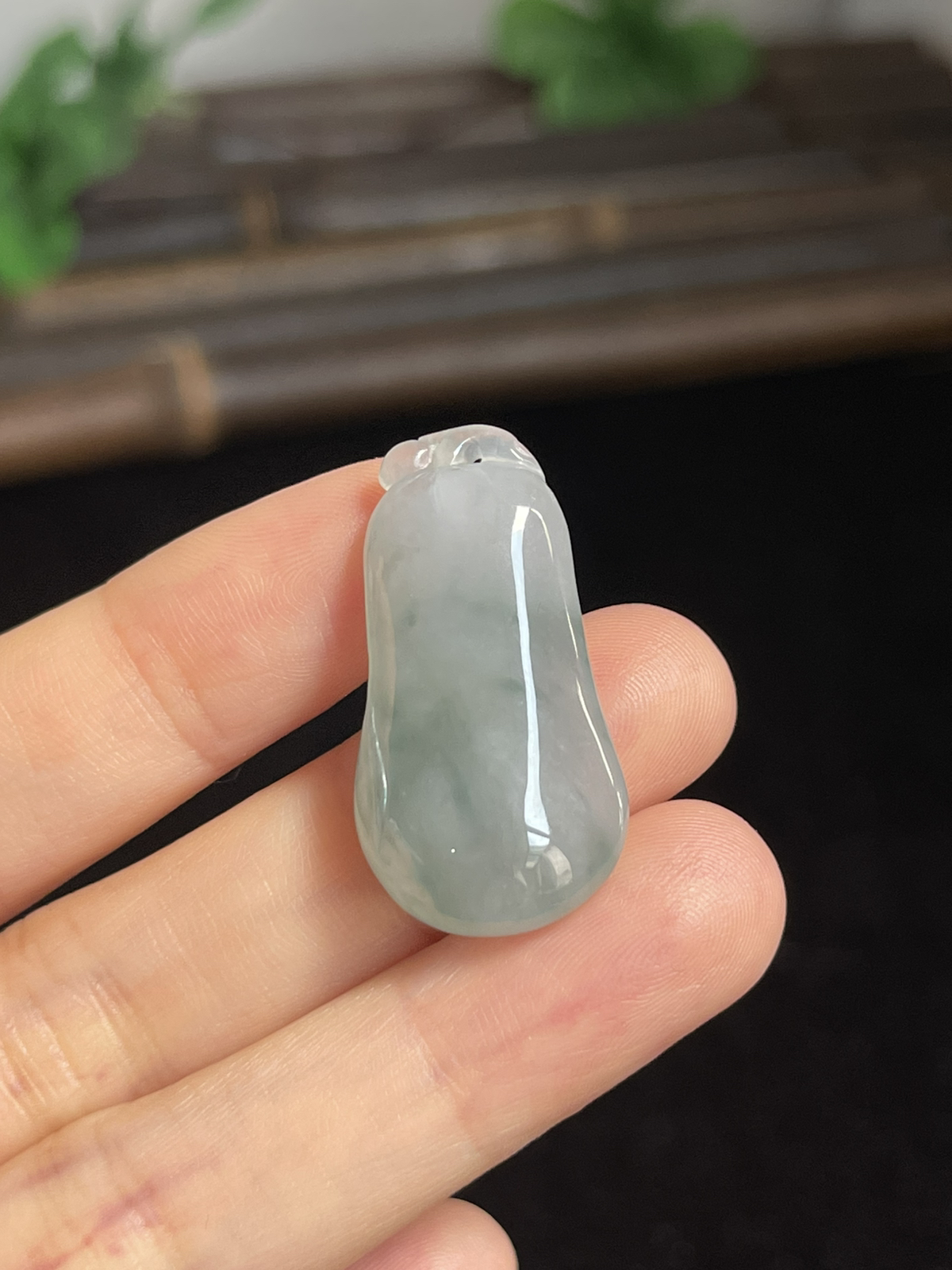 翡翠冰糯种浅绿色福瓜