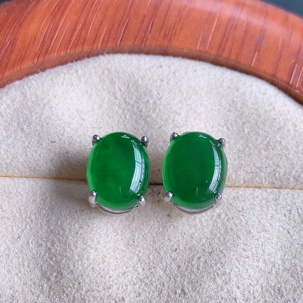 冰满绿翡翠925银镶嵌蛋面耳钉，自然光实拍，翠色灵动，颜色漂亮，种老水足，品相佳，佩戴佳品！W481.8  取一整体尺寸：9.6-7.8-5.6mm  裸石尺寸：9.6-7.8mm