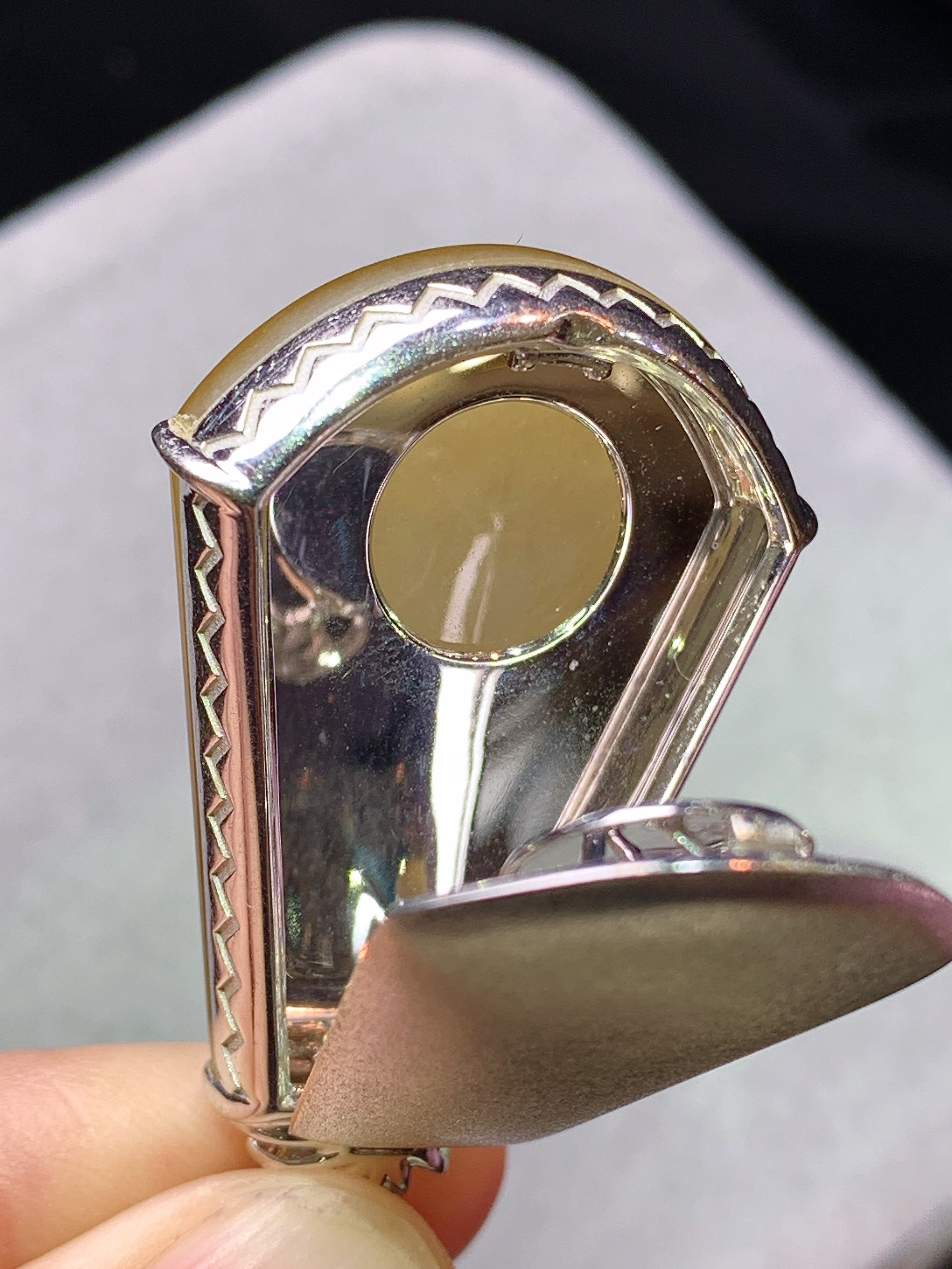 18k金钻镶嵌黄翡无事牌吊坠 玉质细腻 色泽艳丽清新 水润亮眼 整体尺寸47.7*26.3*10b7